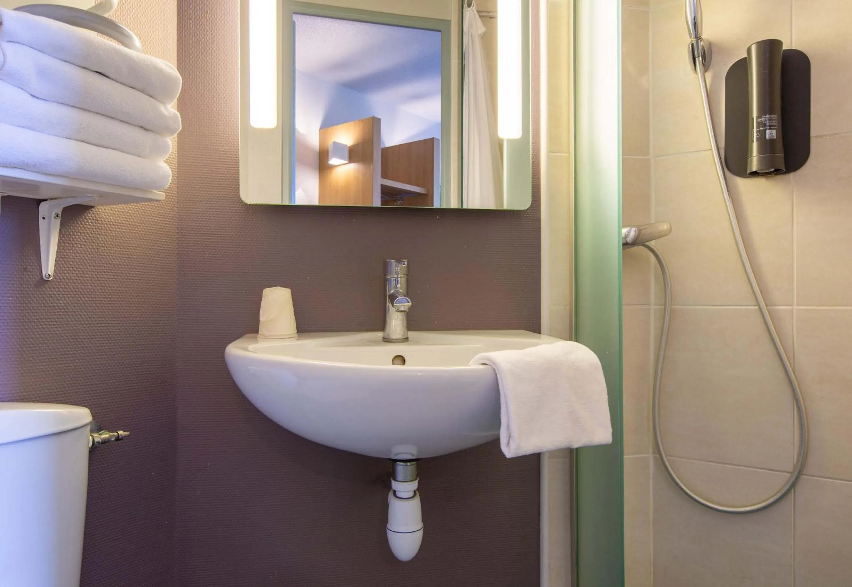 Bathroom in B&B HOTEL CHATEAUROUX Déols