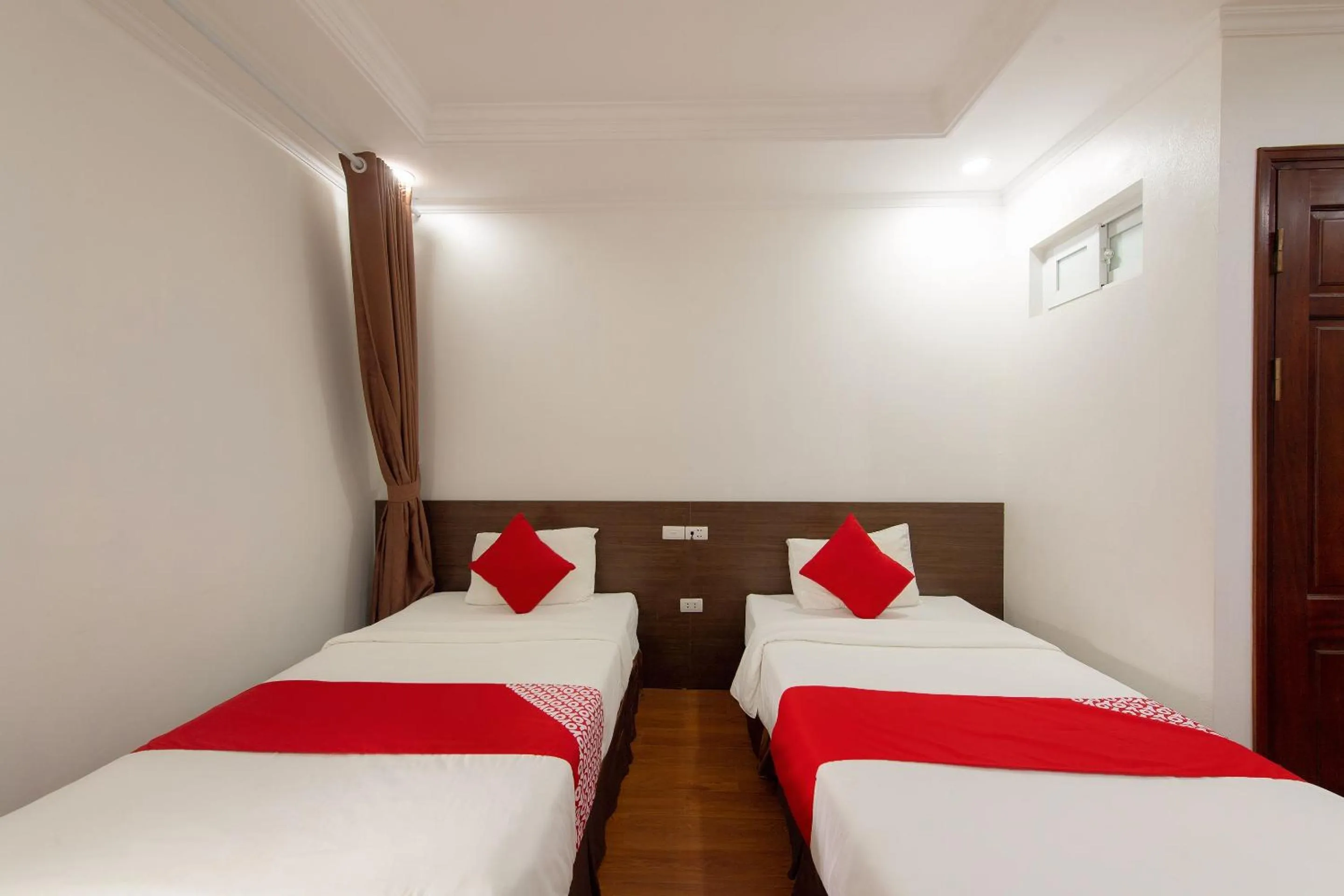 Bedroom, Bed in Super OYO Capital O 387 Bach Duong Hotel