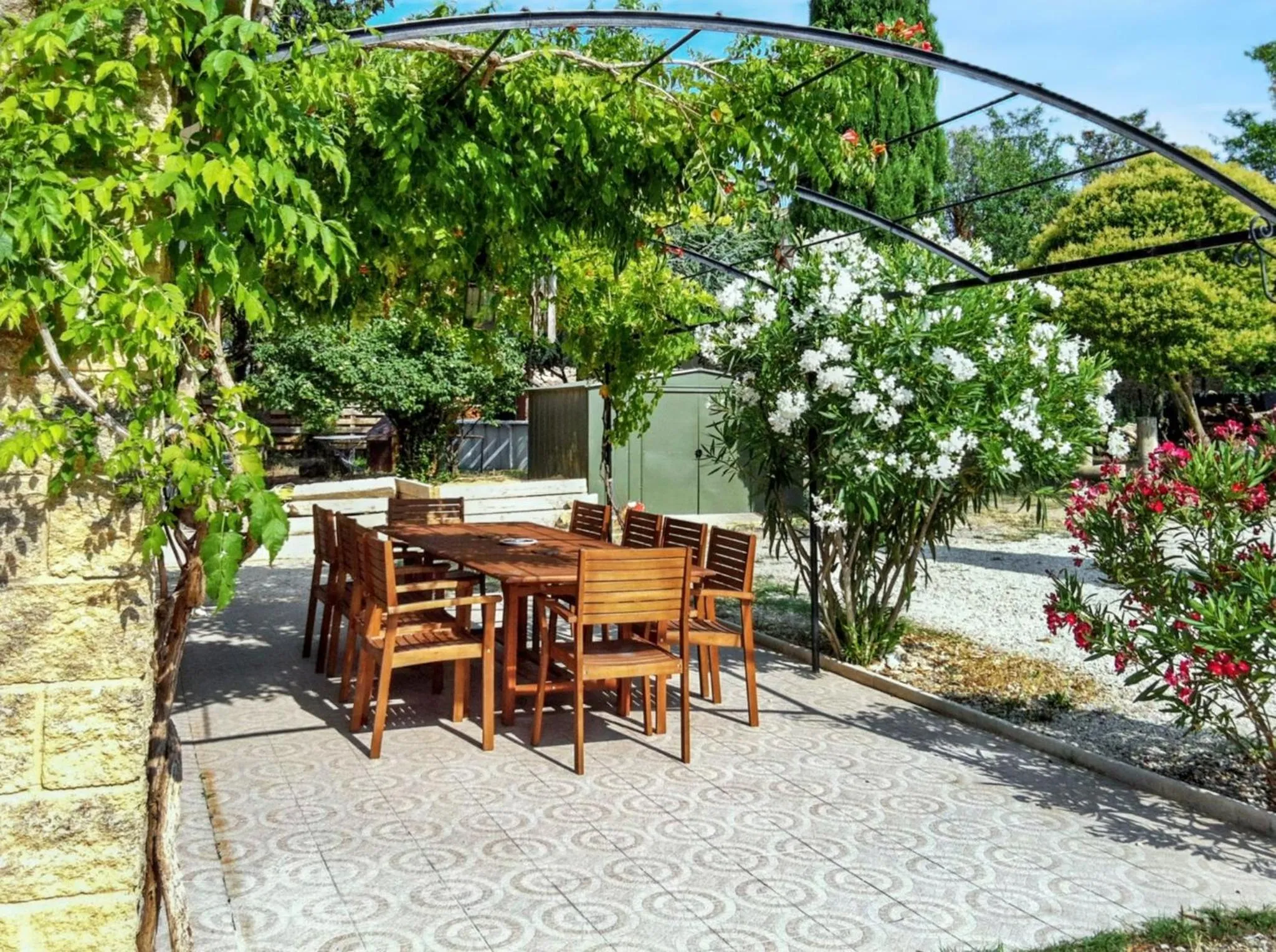 Maison de charme à Saint-Victor-la-Coste avec piscine partagée