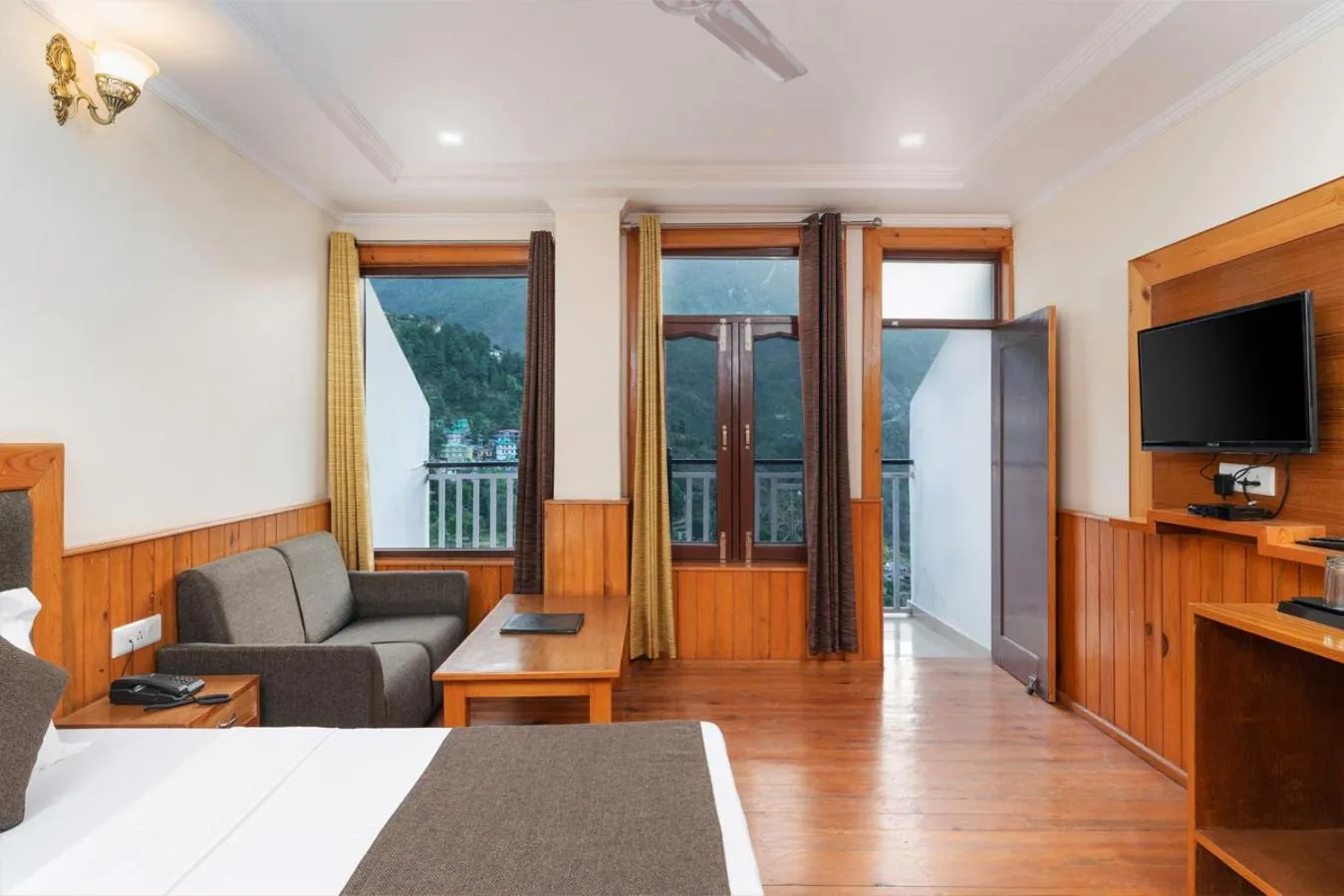 Seating area, Bed in The Posh Hotel