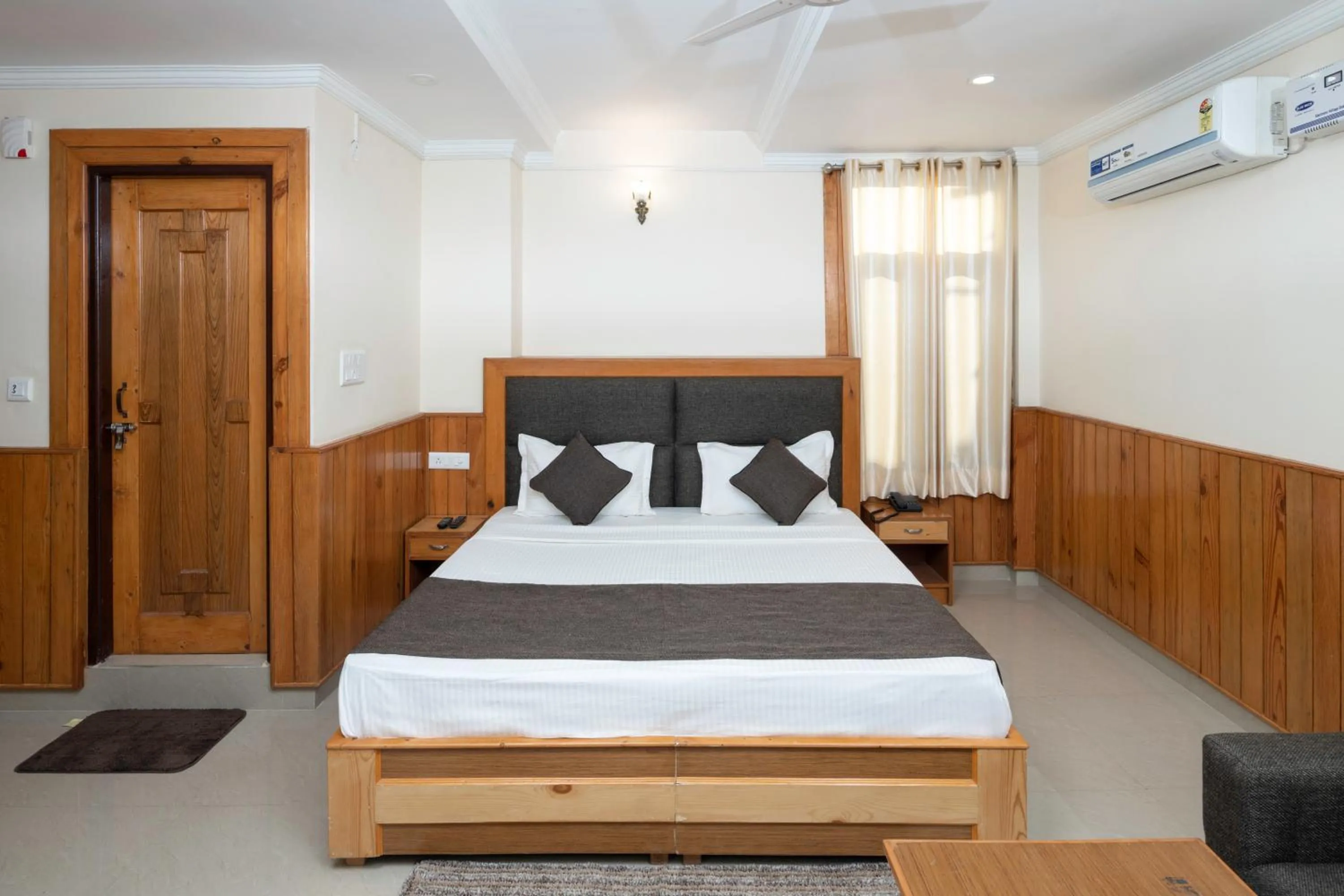 Photo of the whole room, Bed in The Posh Hotel