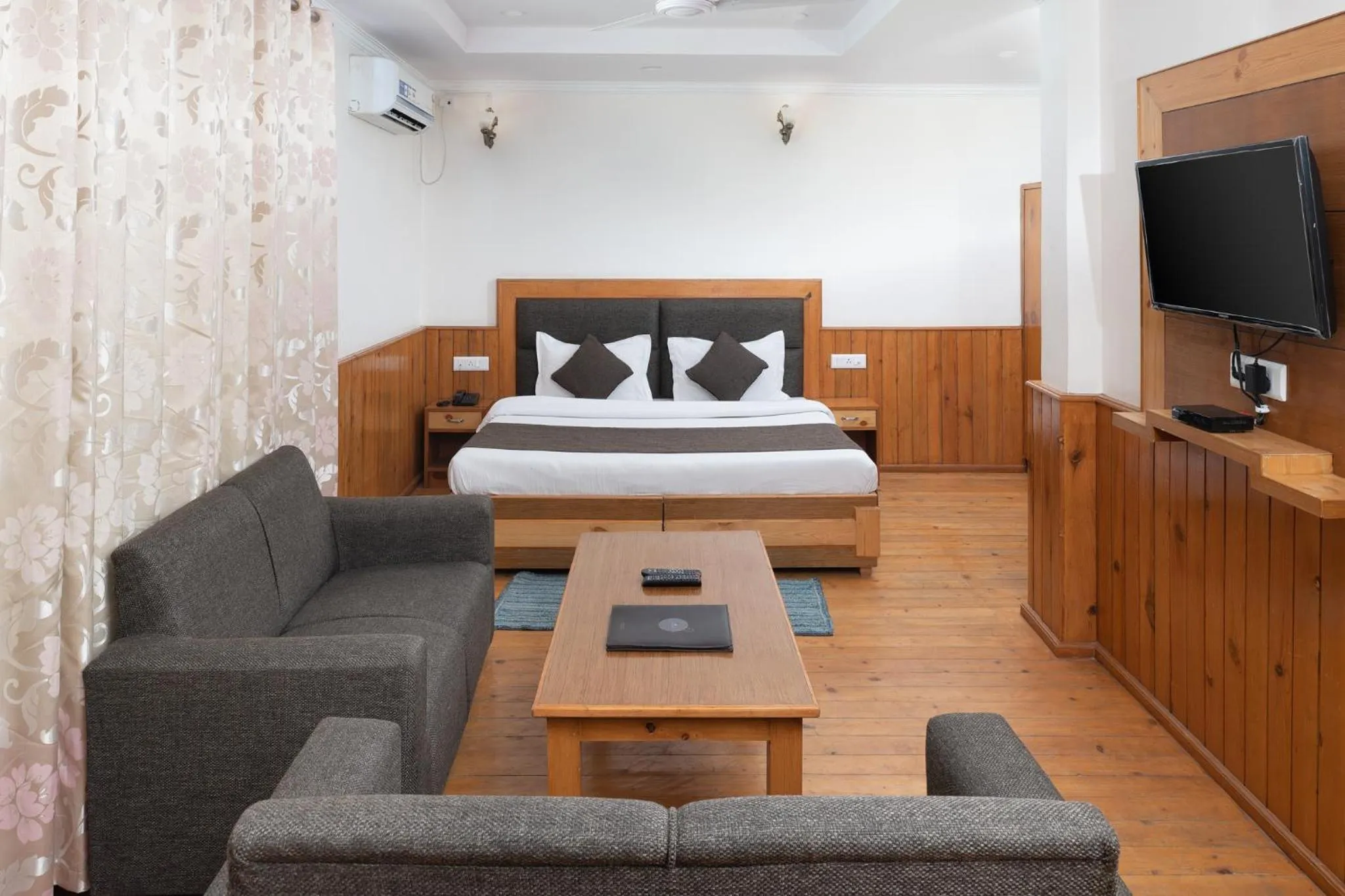 Bed in The Posh Hotel