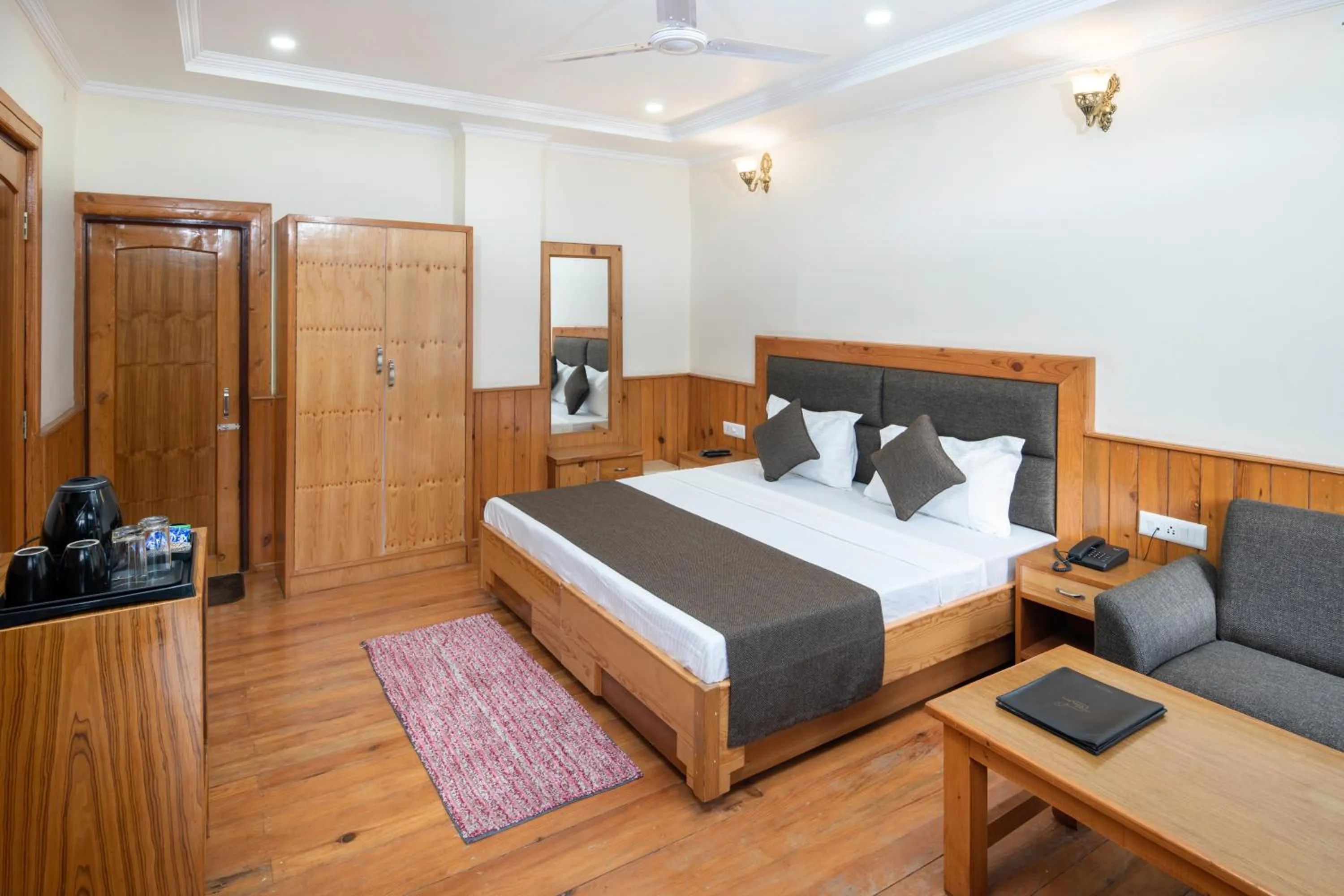 Photo of the whole room, Bed in The Posh Hotel