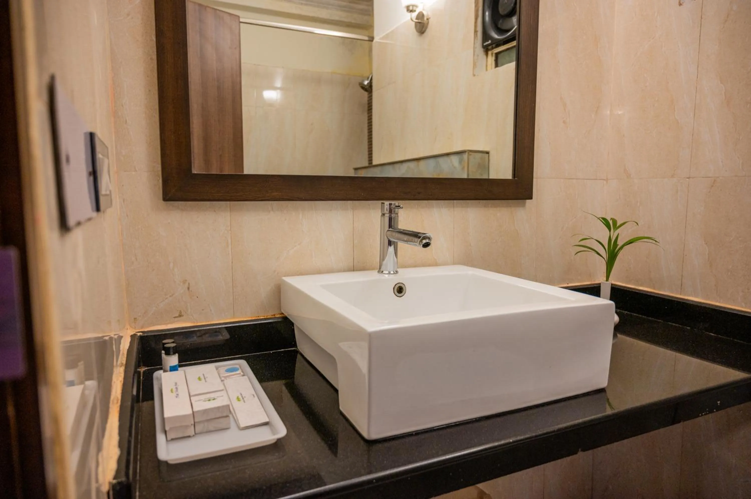 Bathroom in La Oasis by Meraden ,Goa