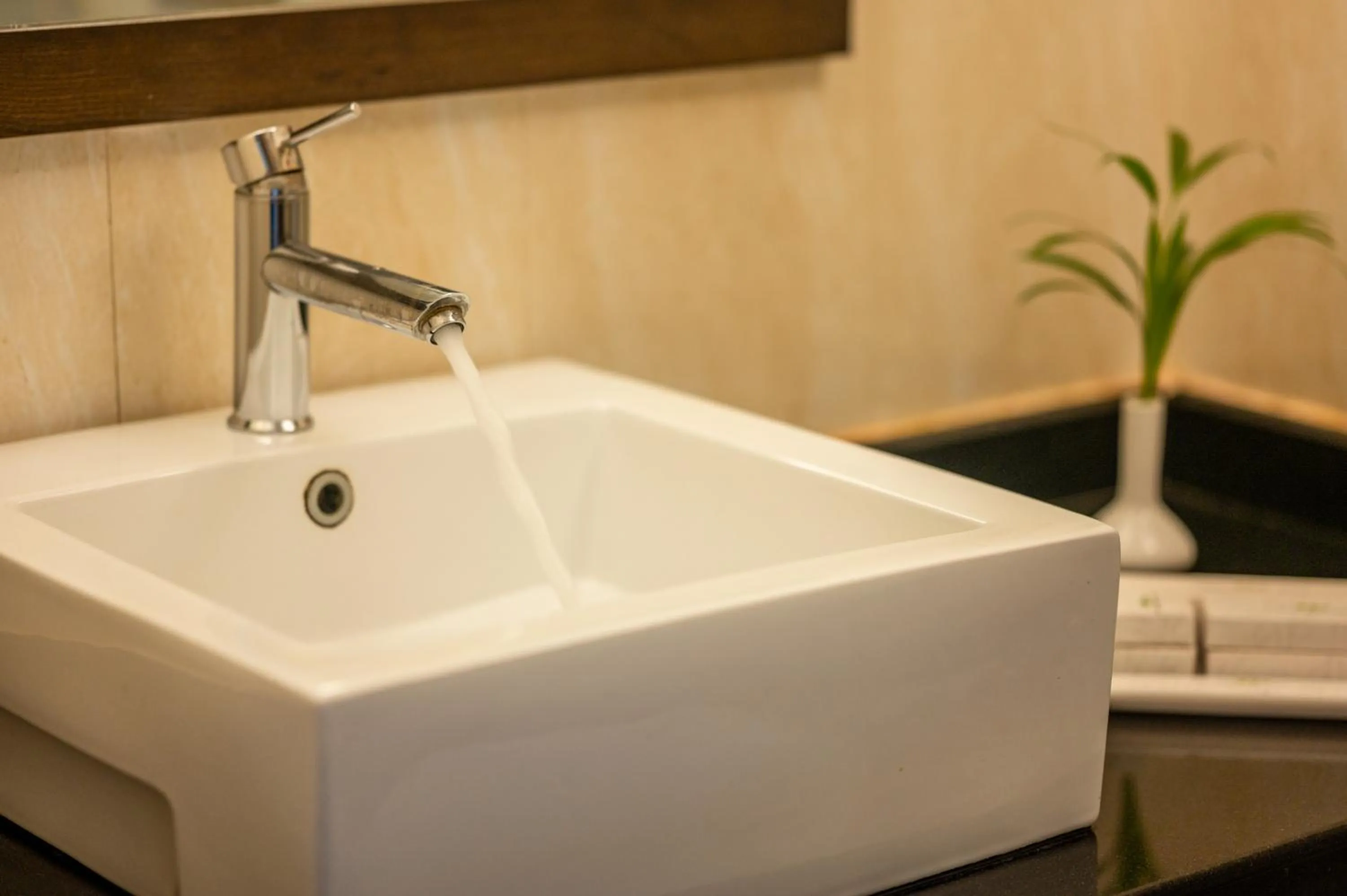 Bathroom in La Oasis by Meraden ,Goa