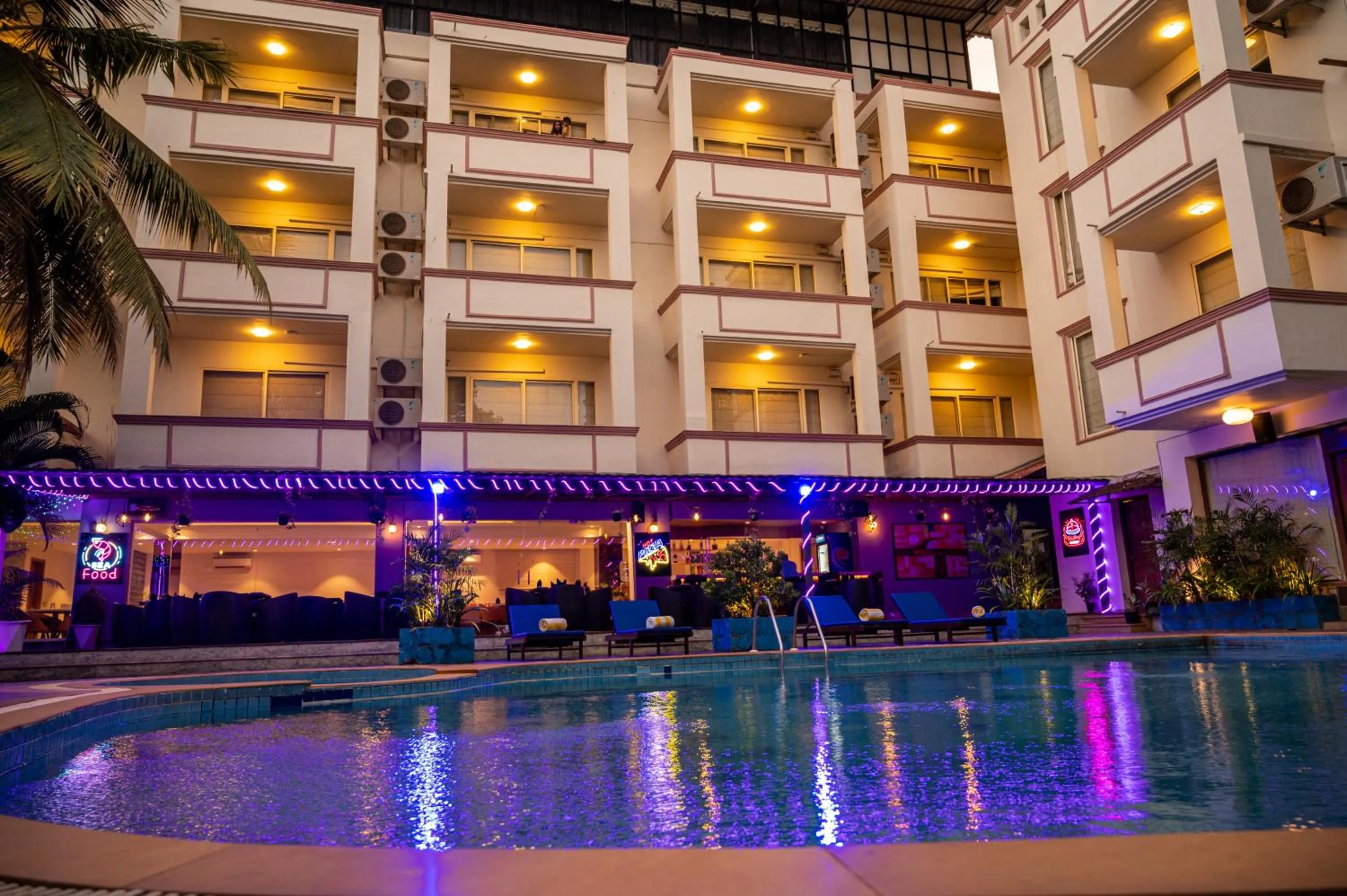 Swimming pool in La Oasis by Meraden ,Goa