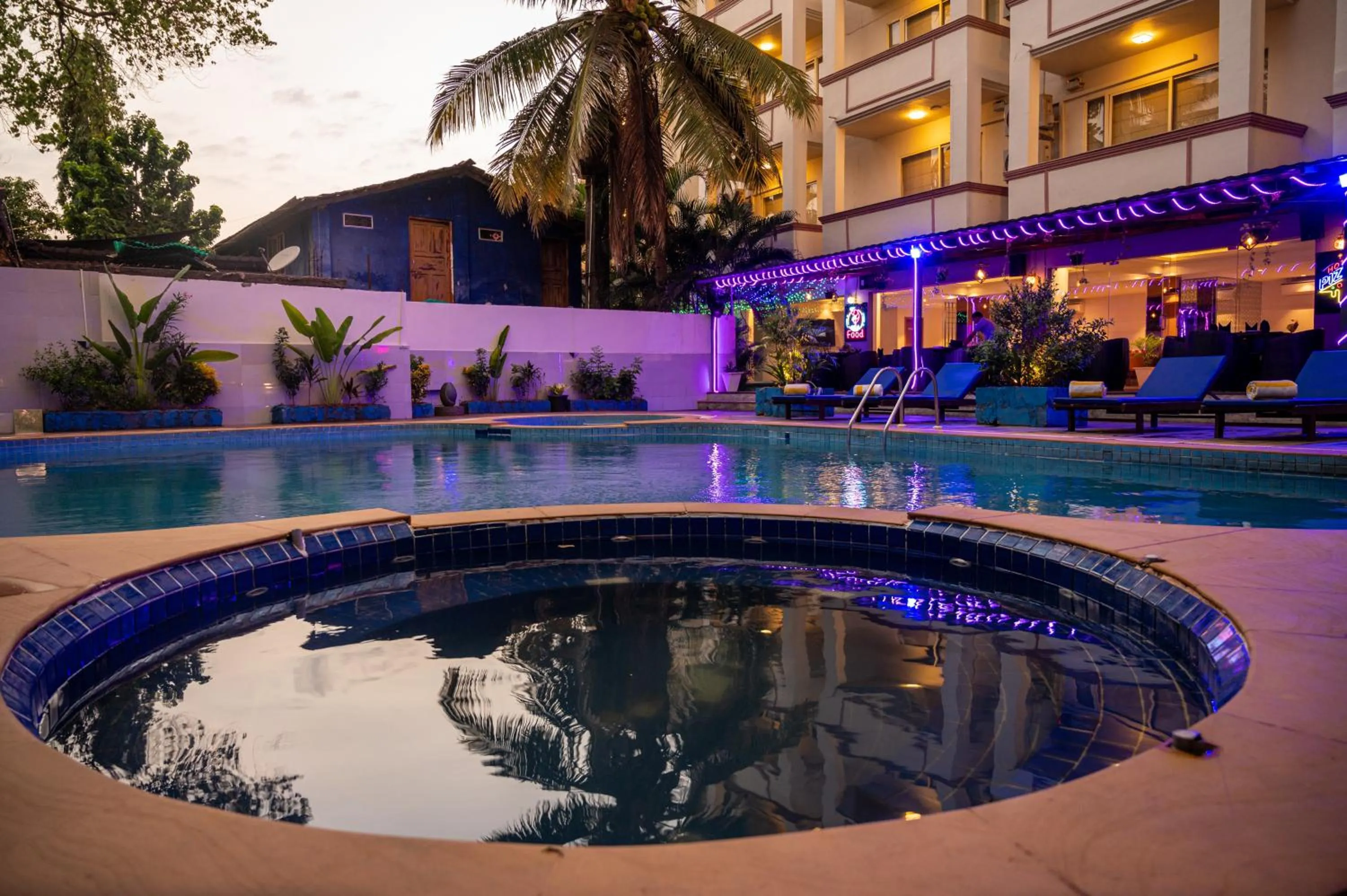 Swimming pool in La Oasis by Meraden ,Goa