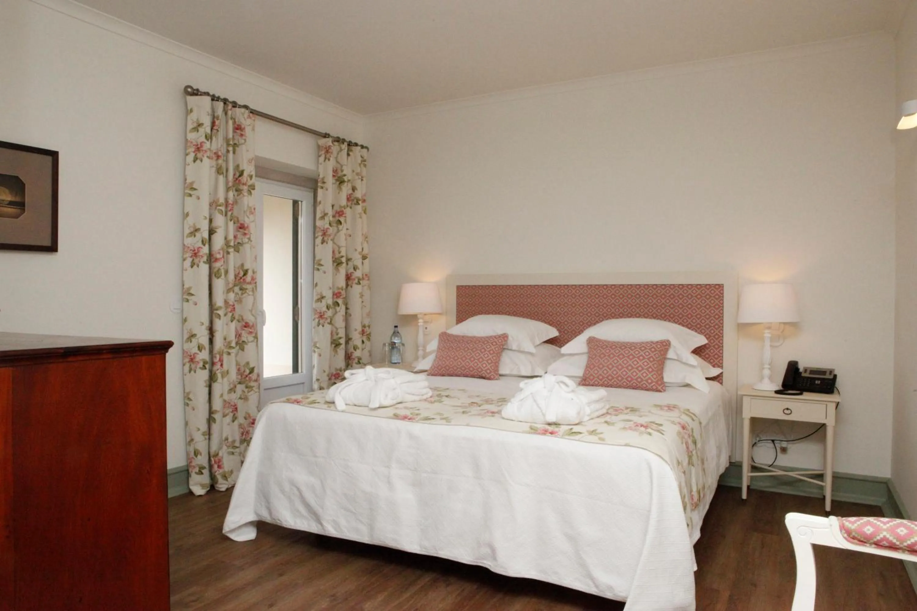 Bed in Hotel Casa Palmela - Small Luxury Hotels of The World, Hotel & Villas