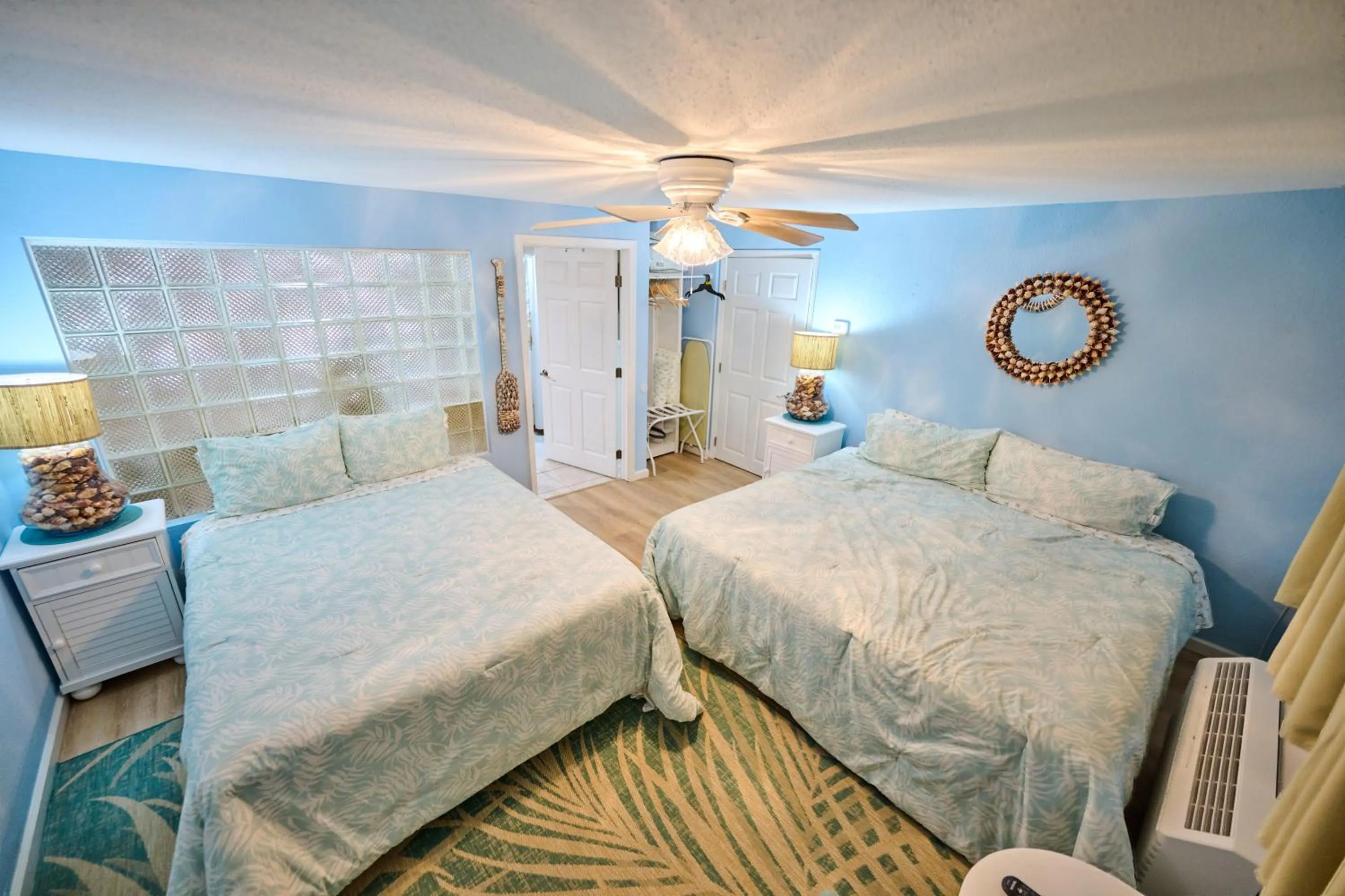 Bedroom, Bed in Camelot Beach Suites