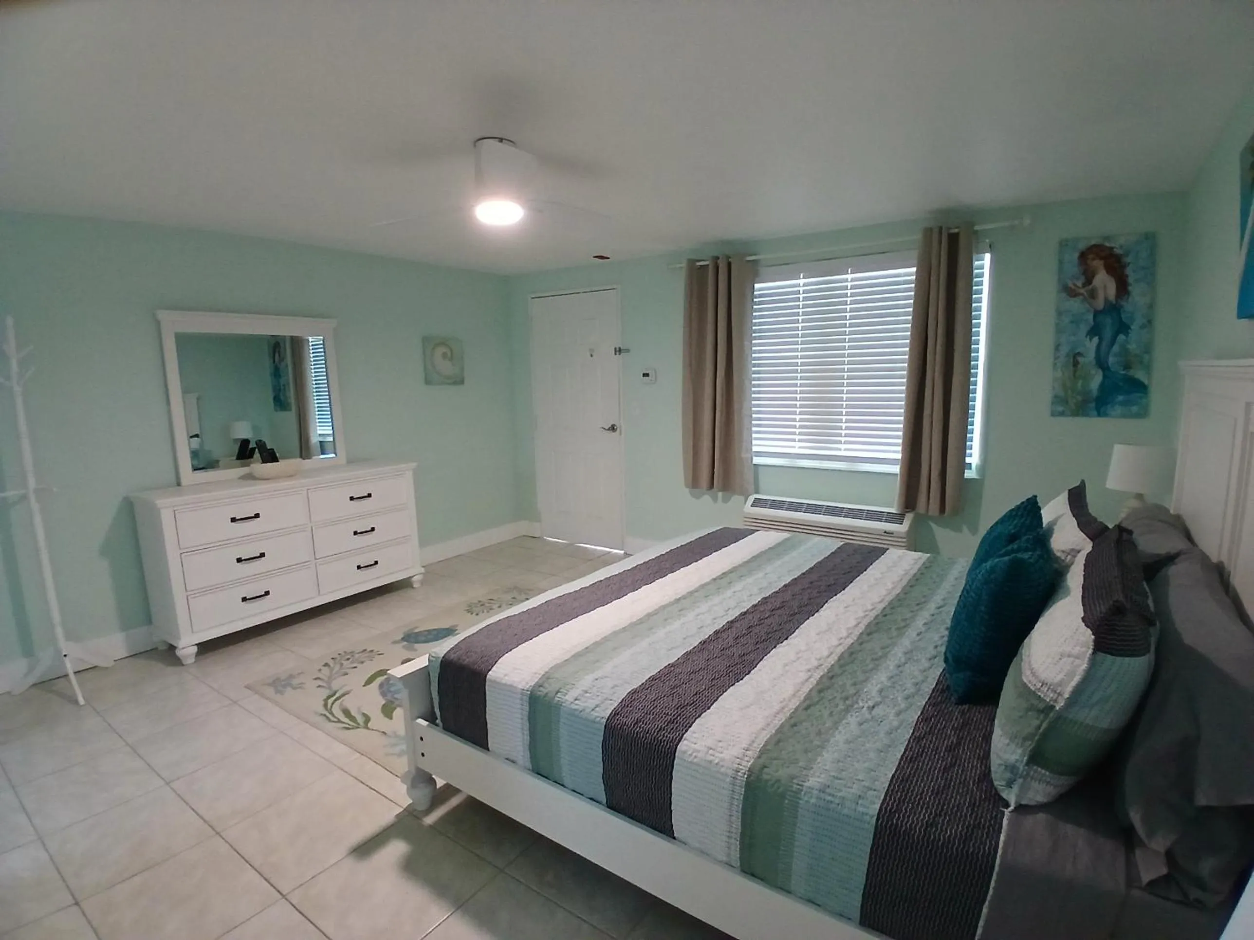 Bed in Camelot Beach Suites