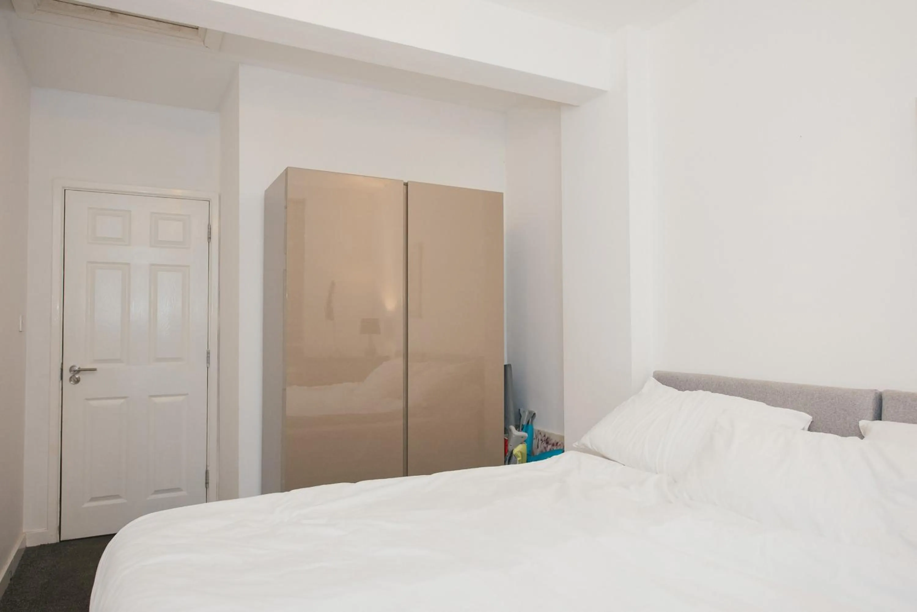 Bed in Home Sweet Home by Paymán Club