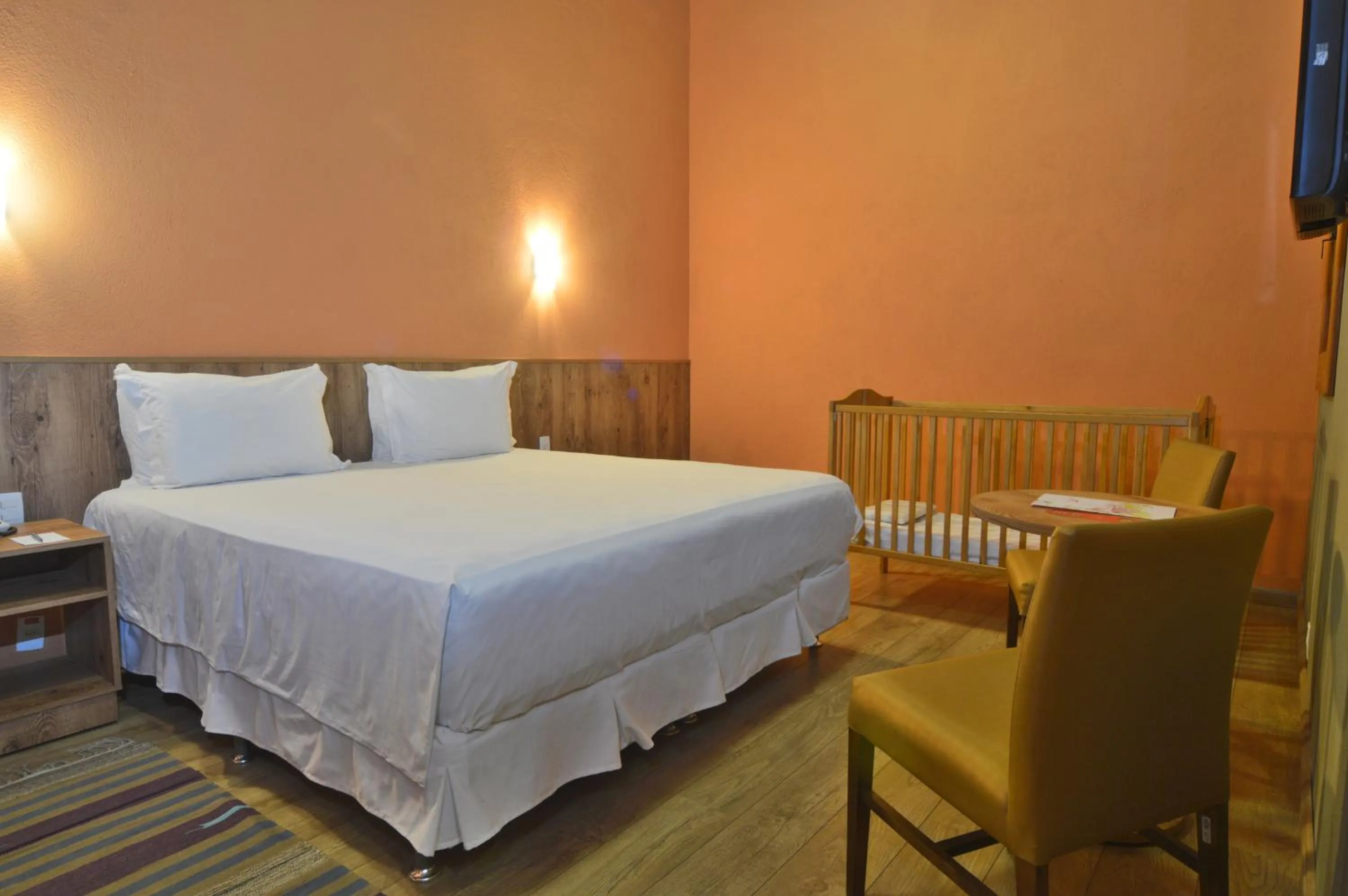 Buffet breakfast, Bed in Hotel Magique Le Canton