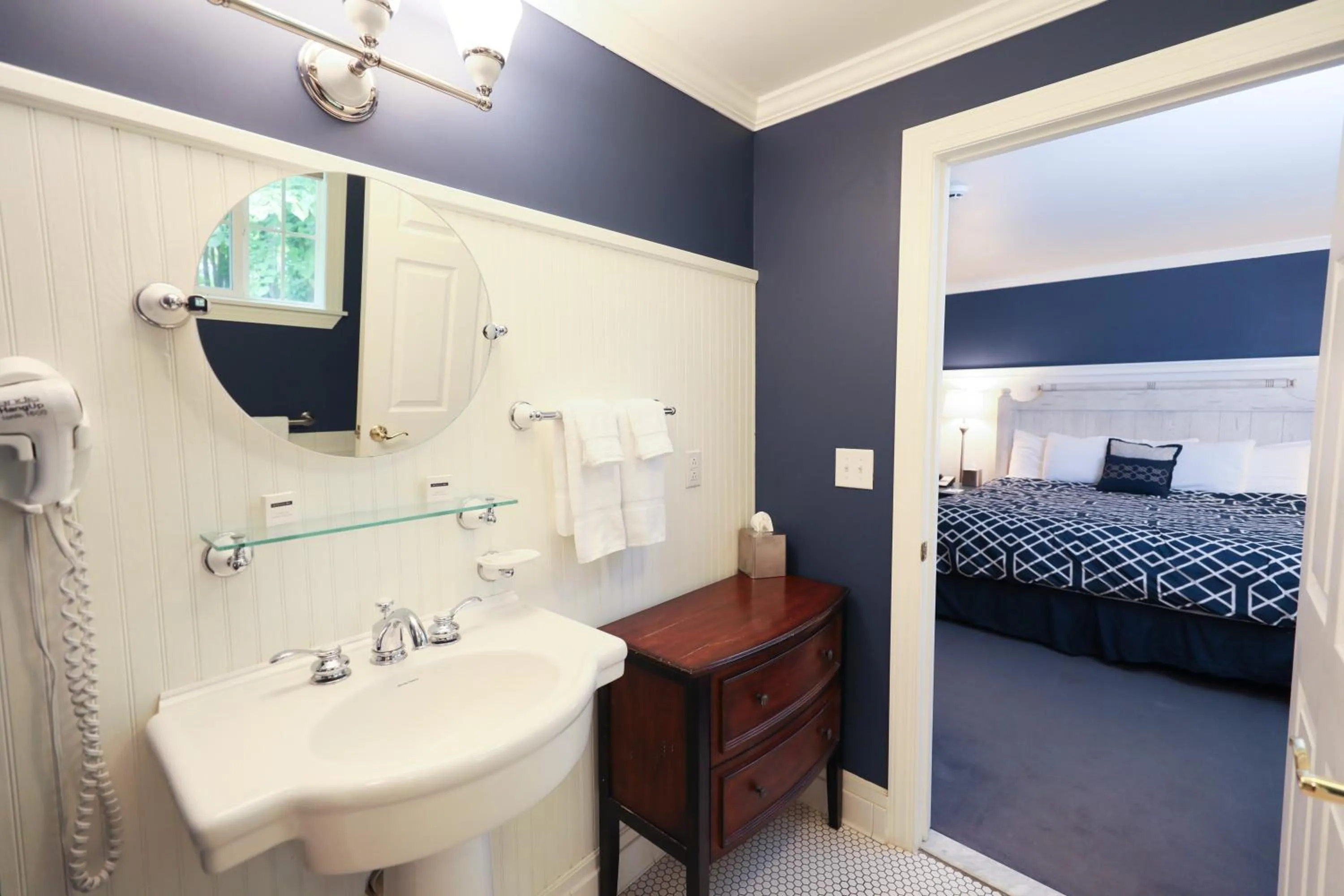 Bathroom, Bed in Inn at Taughannock Falls