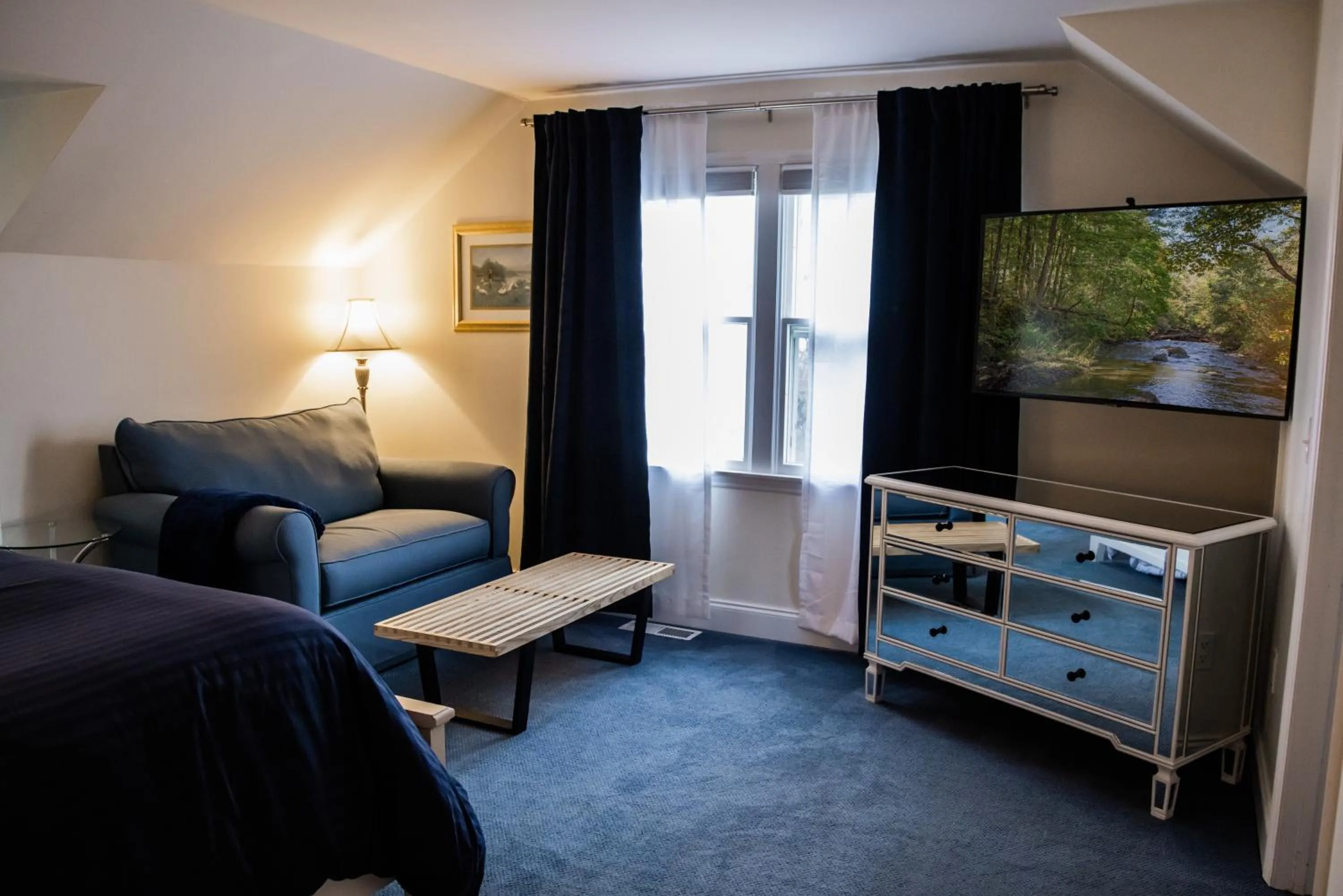 Seating area, Bed in Inn at Taughannock Falls
