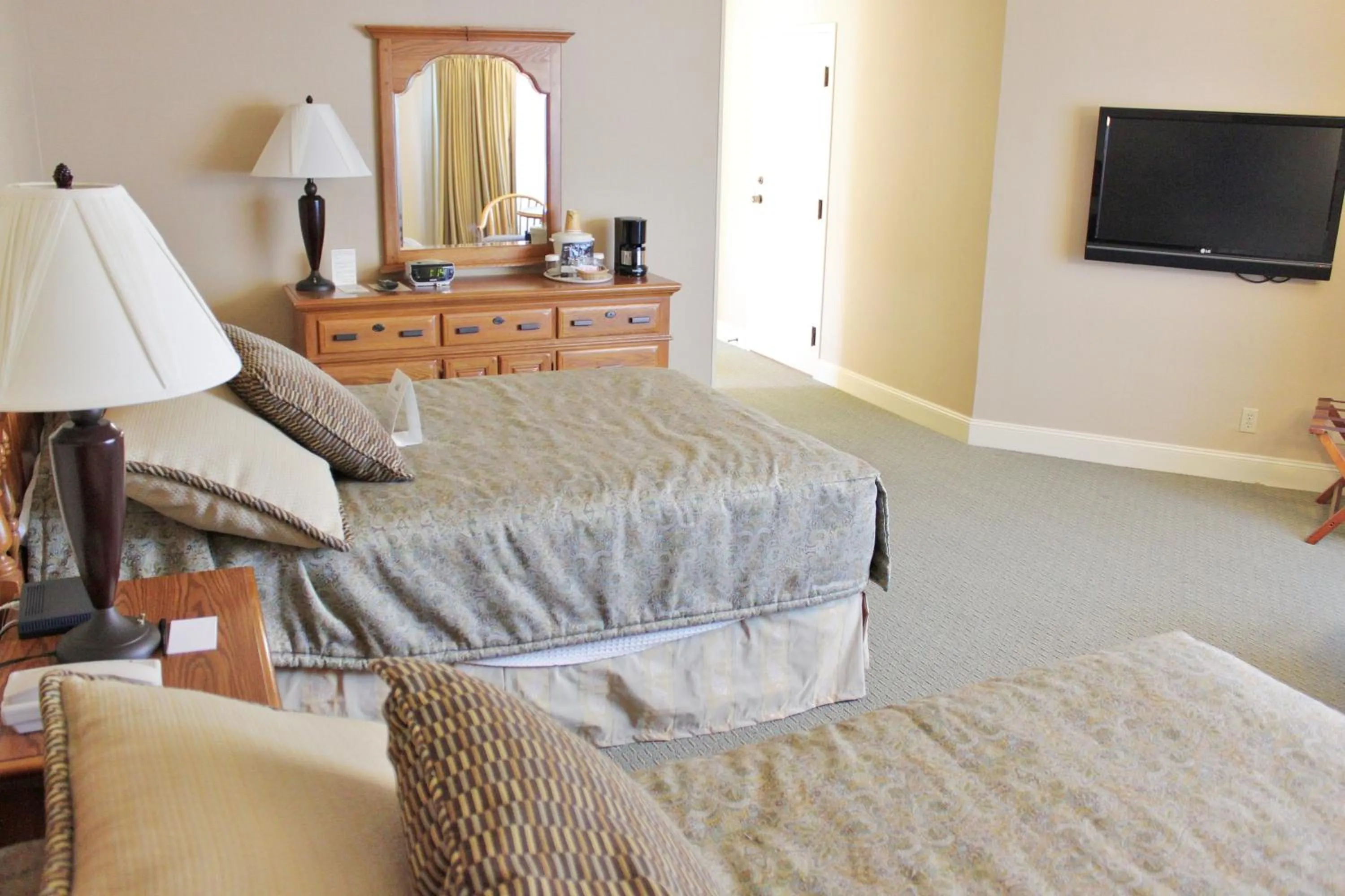 Photo of the whole room, Bed in Columbus Inn