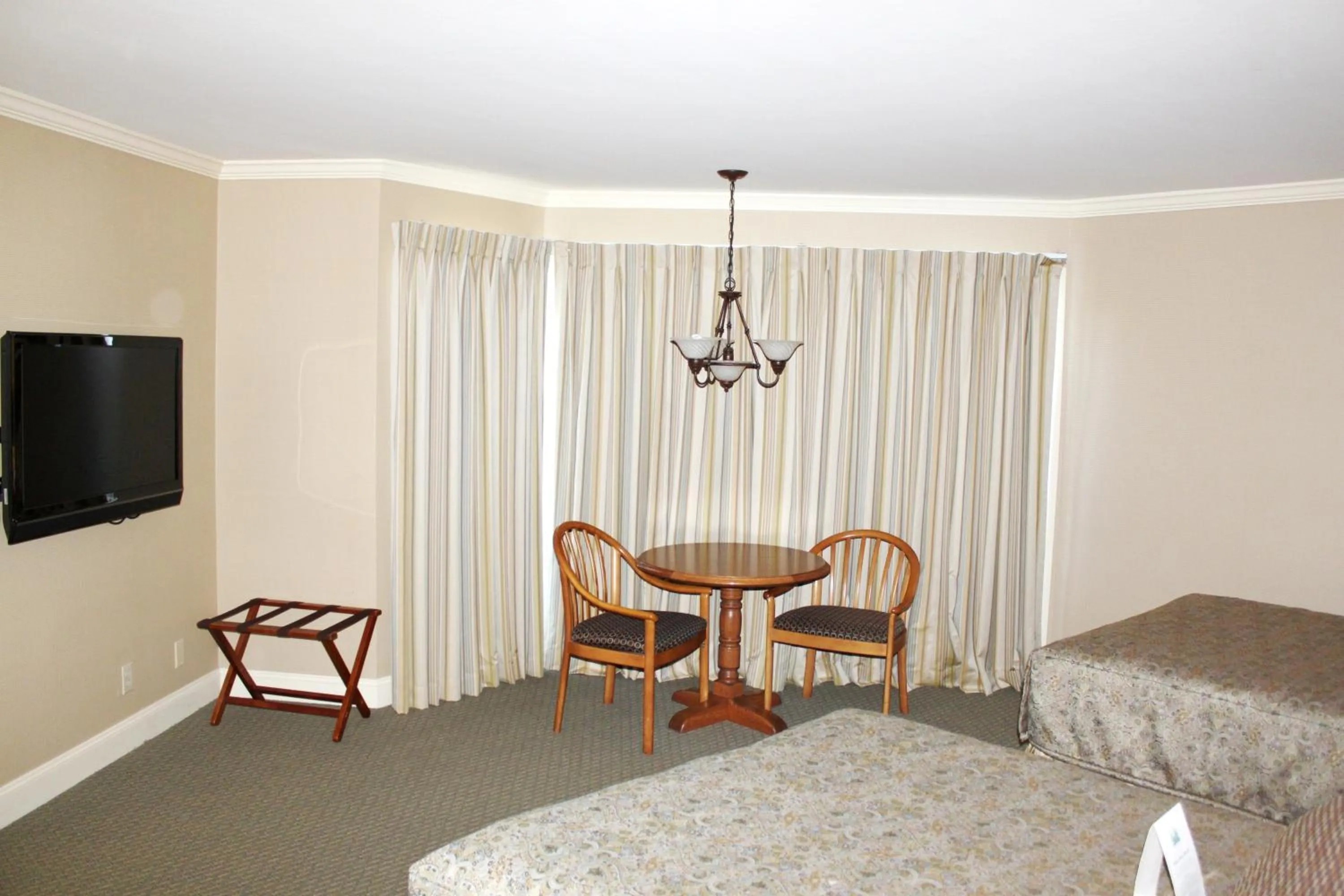 Photo of the whole room, Bed in Columbus Inn