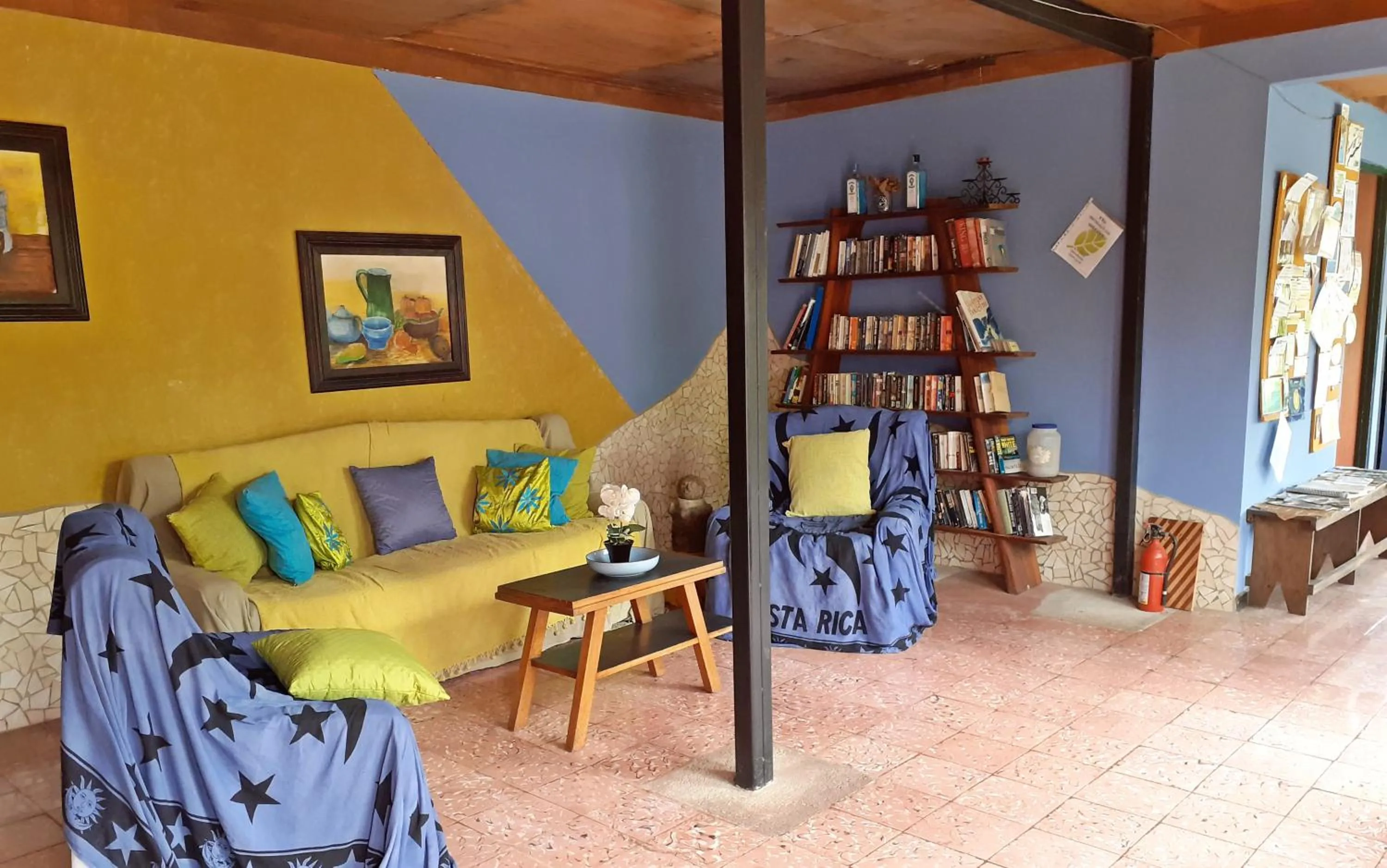 Communal lounge/ TV room in Montaña Linda Guest House Orosi