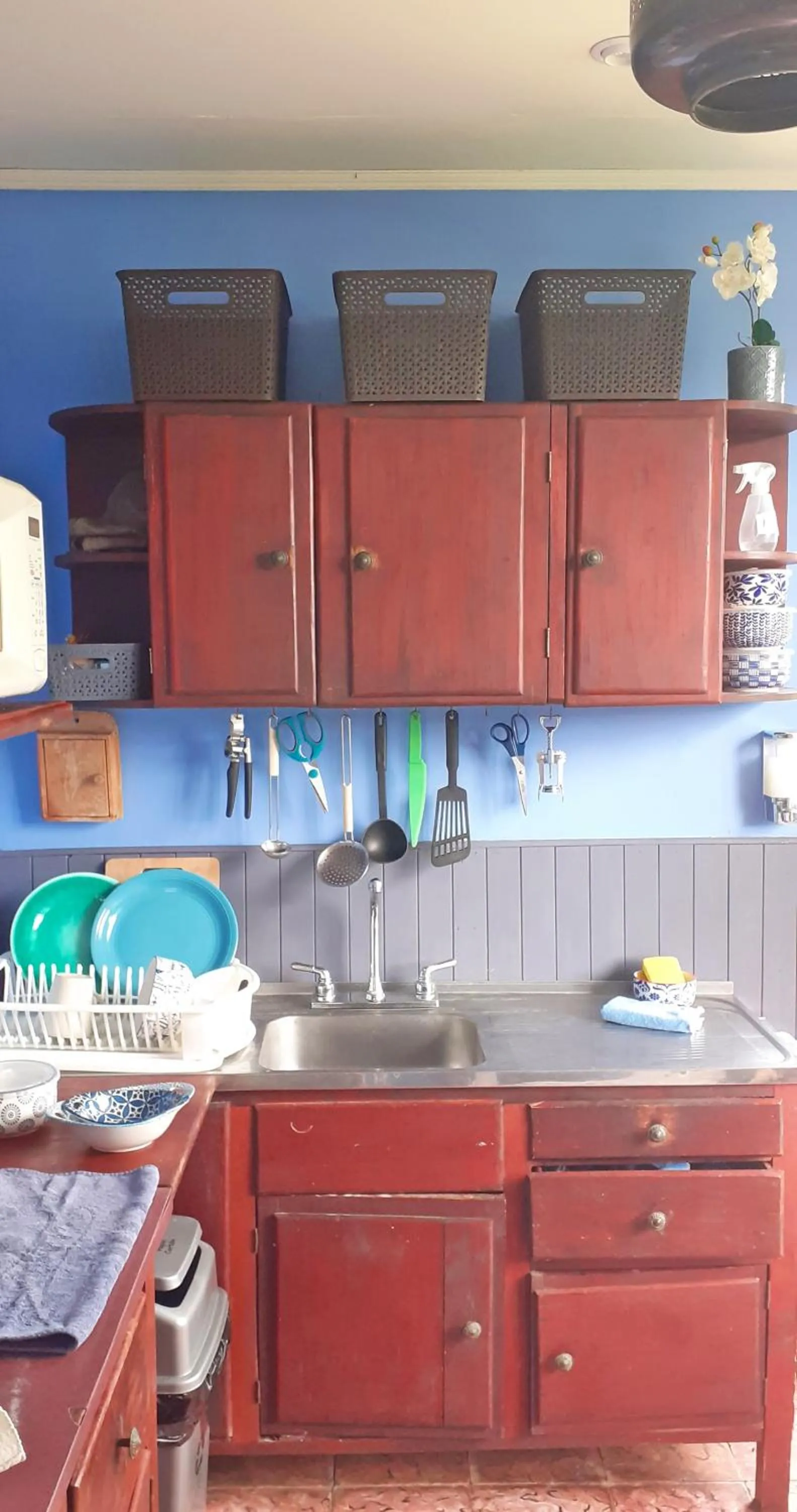 Communal kitchen in Montaña Linda Guest House Orosi