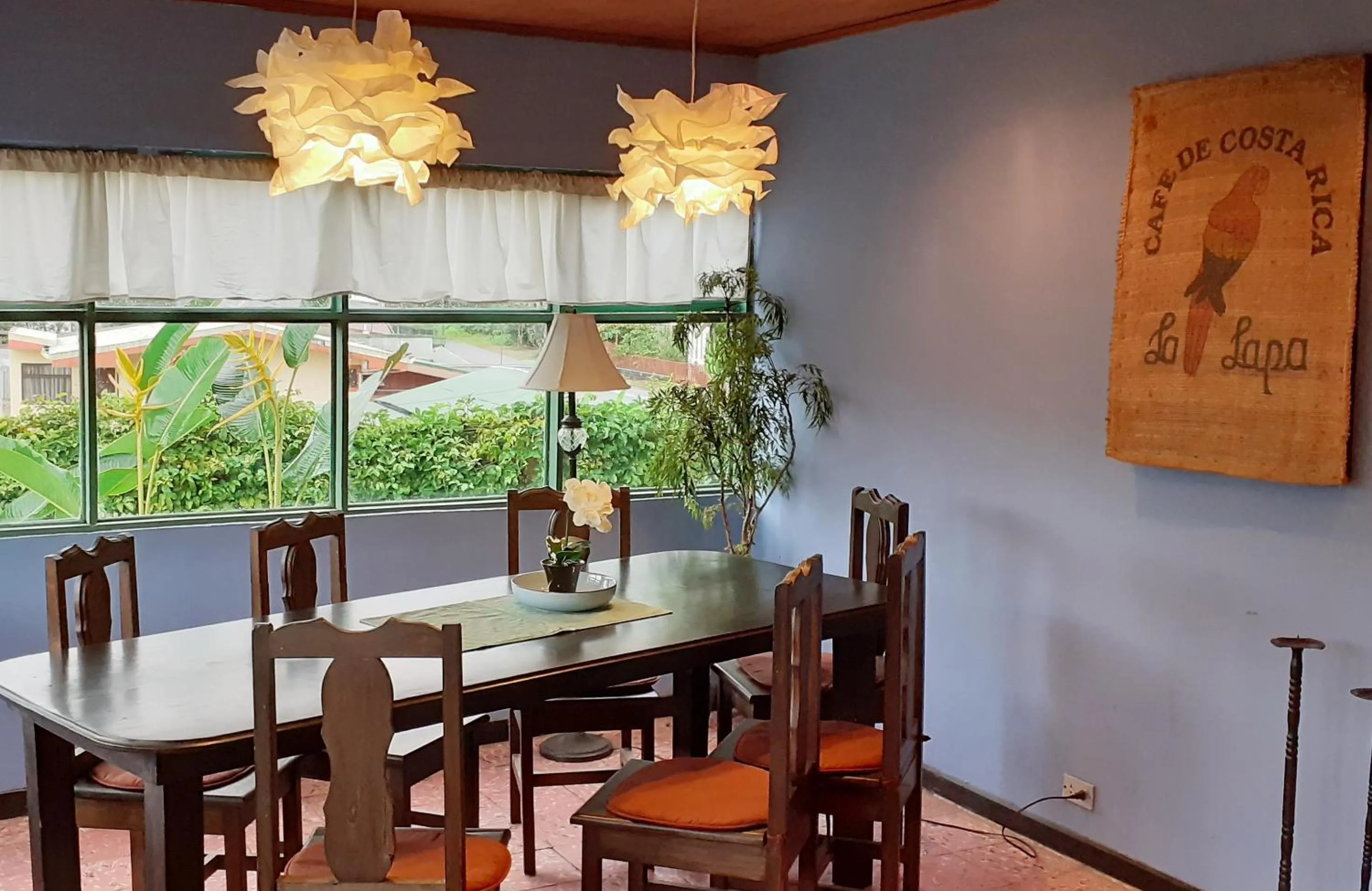 Communal kitchen in Montaña Linda Guest House Orosi