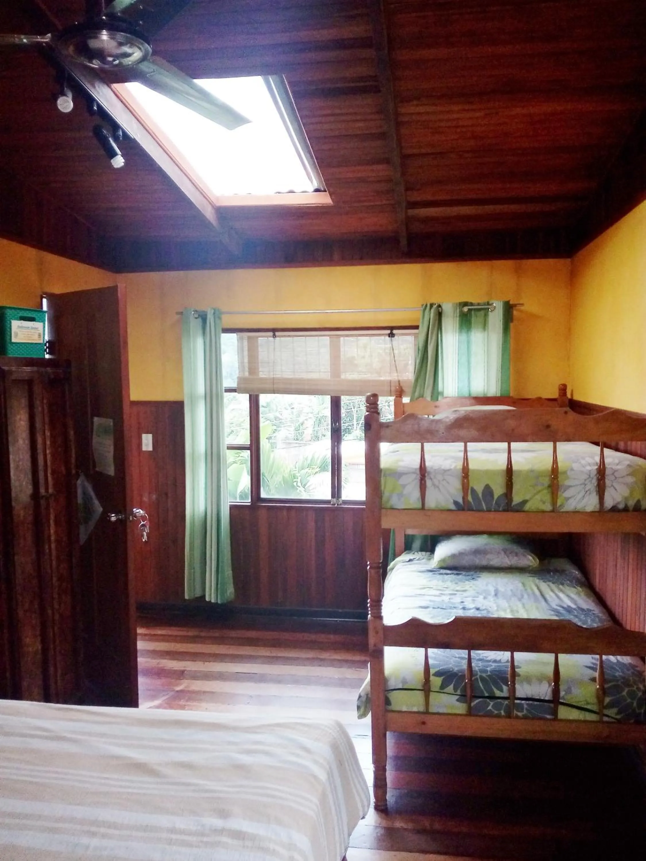 Quadruple Room with Bathroom in Montaña Linda Guest House Orosi