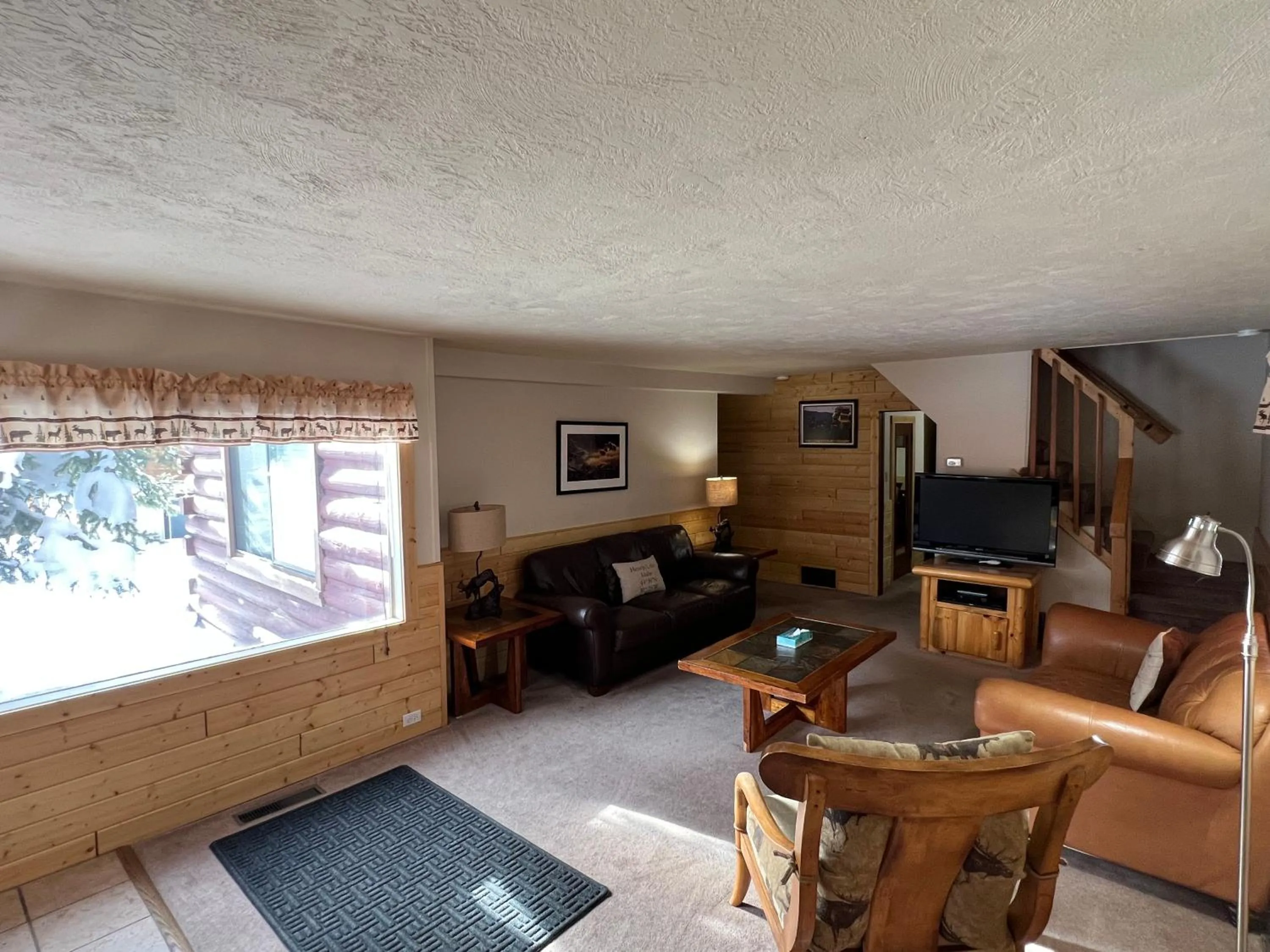 Communal lounge/ TV room in Faithful Street Inn