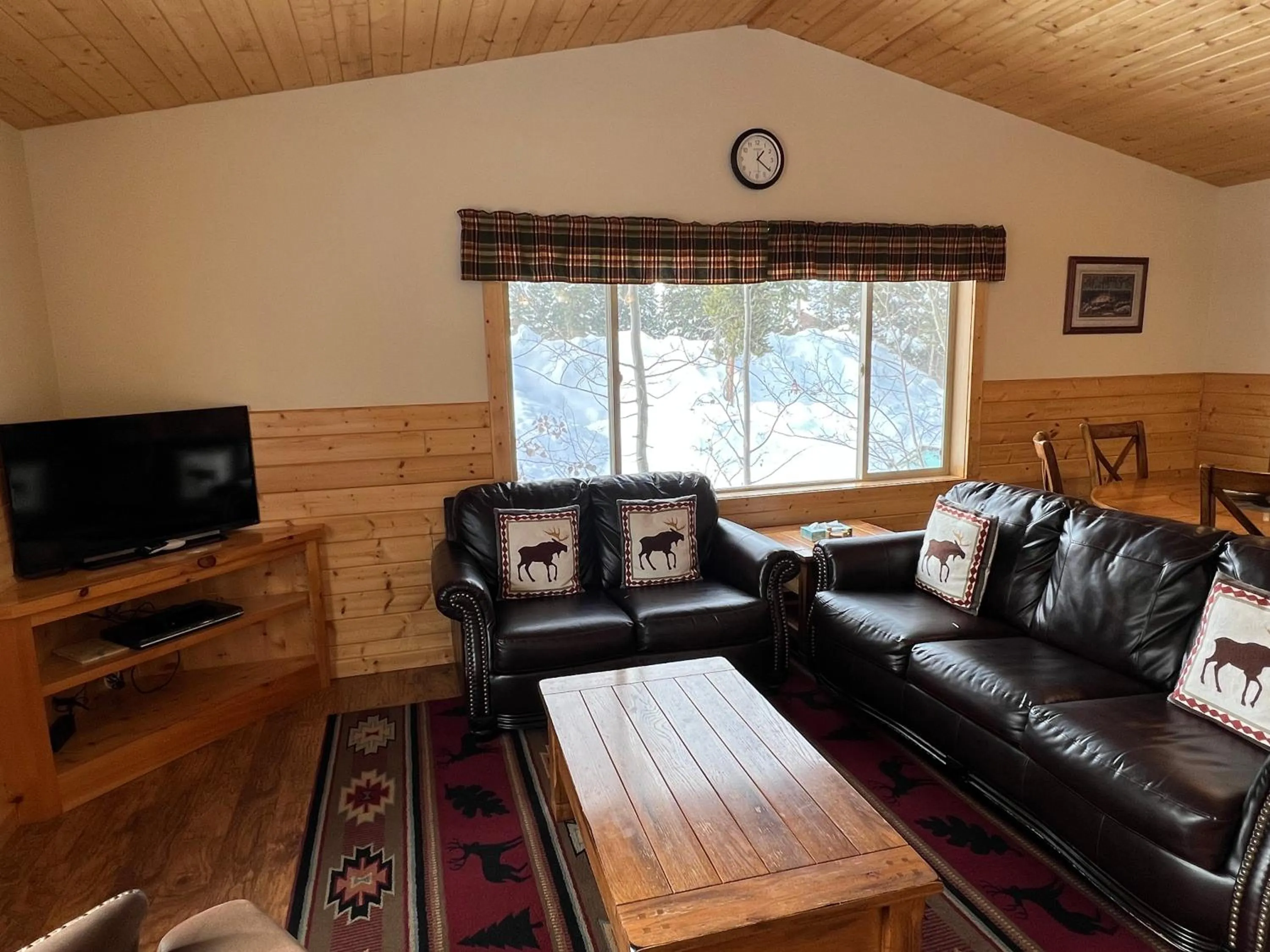 Communal lounge/ TV room in Faithful Street Inn