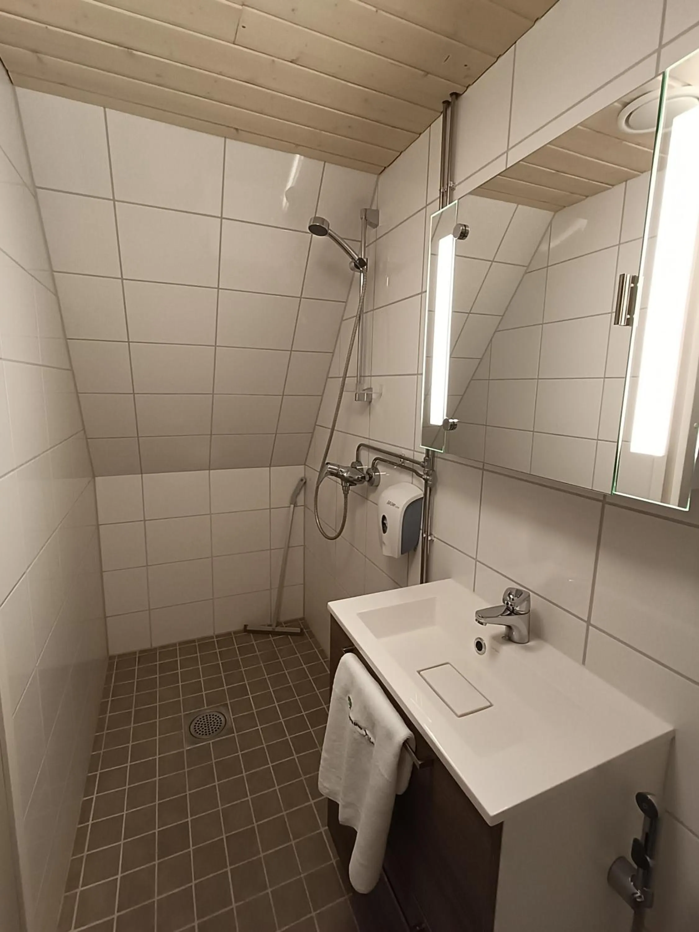 Shower in Joensuun Tilan Päärakennus