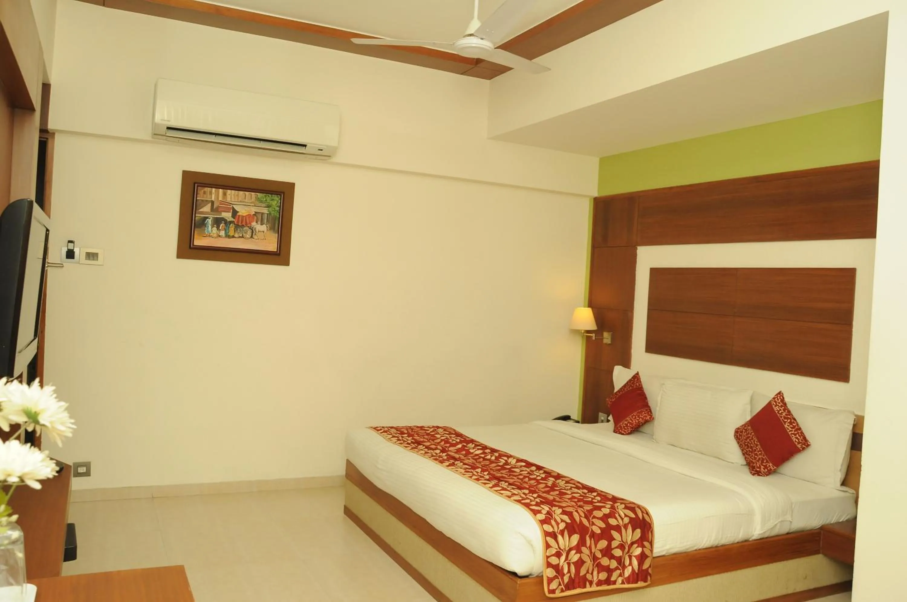 Ponnis Grand Inn