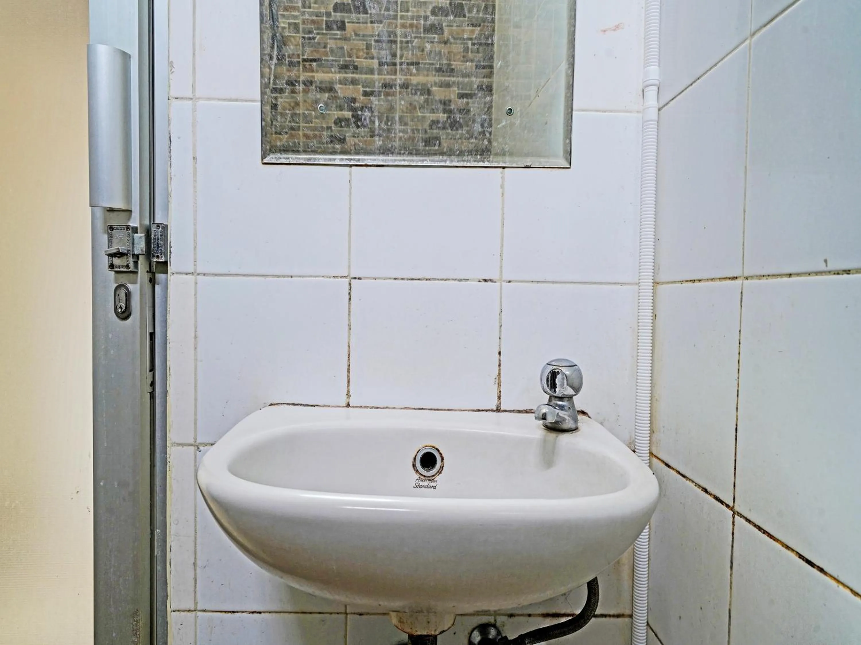 Bathroom in OYO 1699 Verona Residence