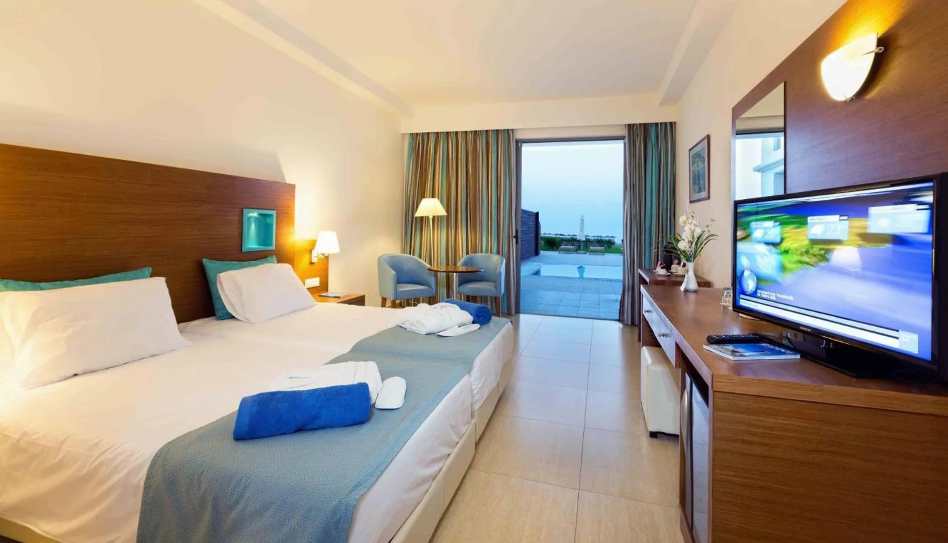 Swimming pool, Bed in Asterias Beach Resort