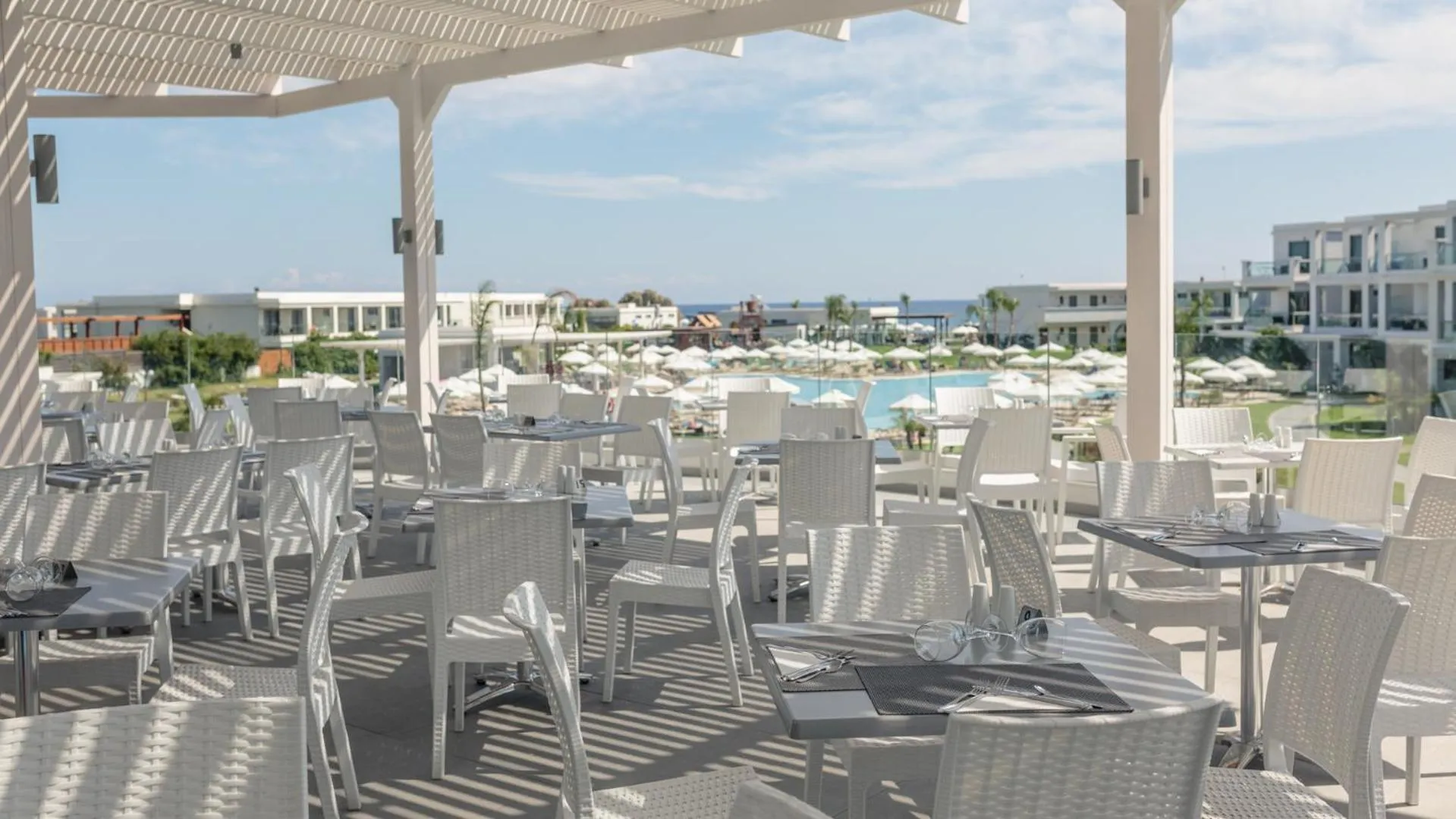 Restaurant/places to eat in Asterias Beach Resort