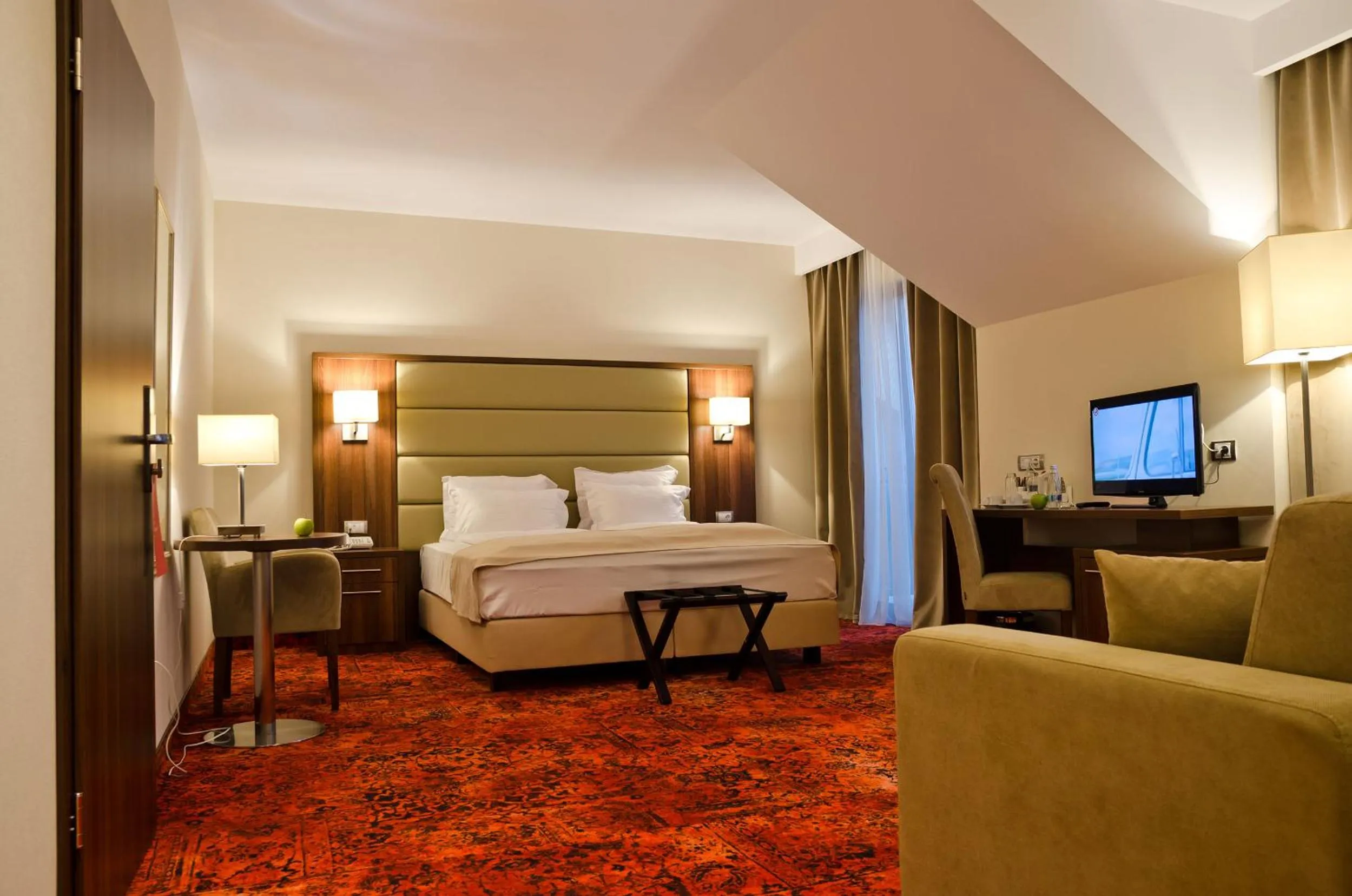 TV and multimedia, Bed in Radsor Hotel