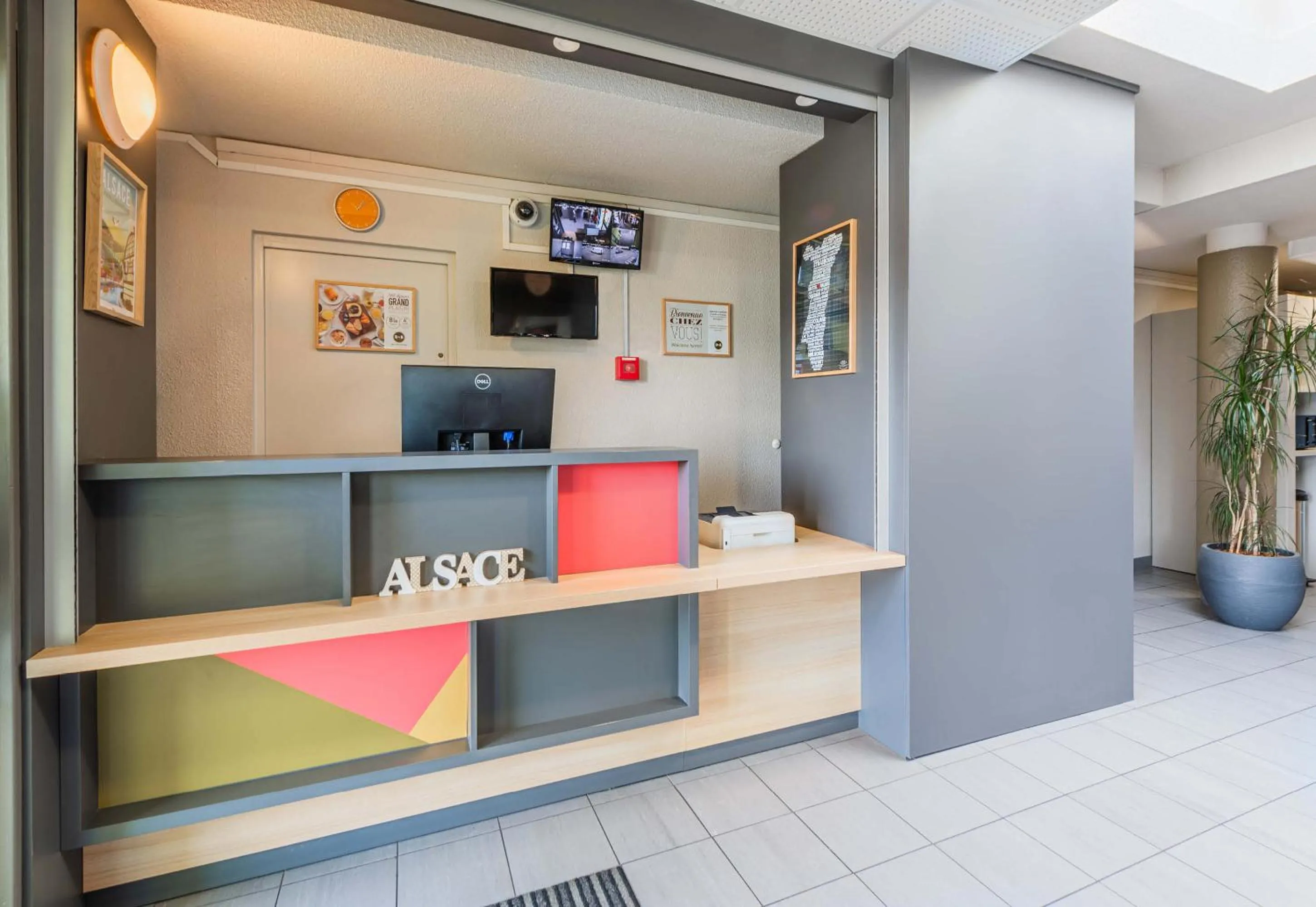 Lobby or reception in B&B HOTEL Mulhouse Ile Napoléon