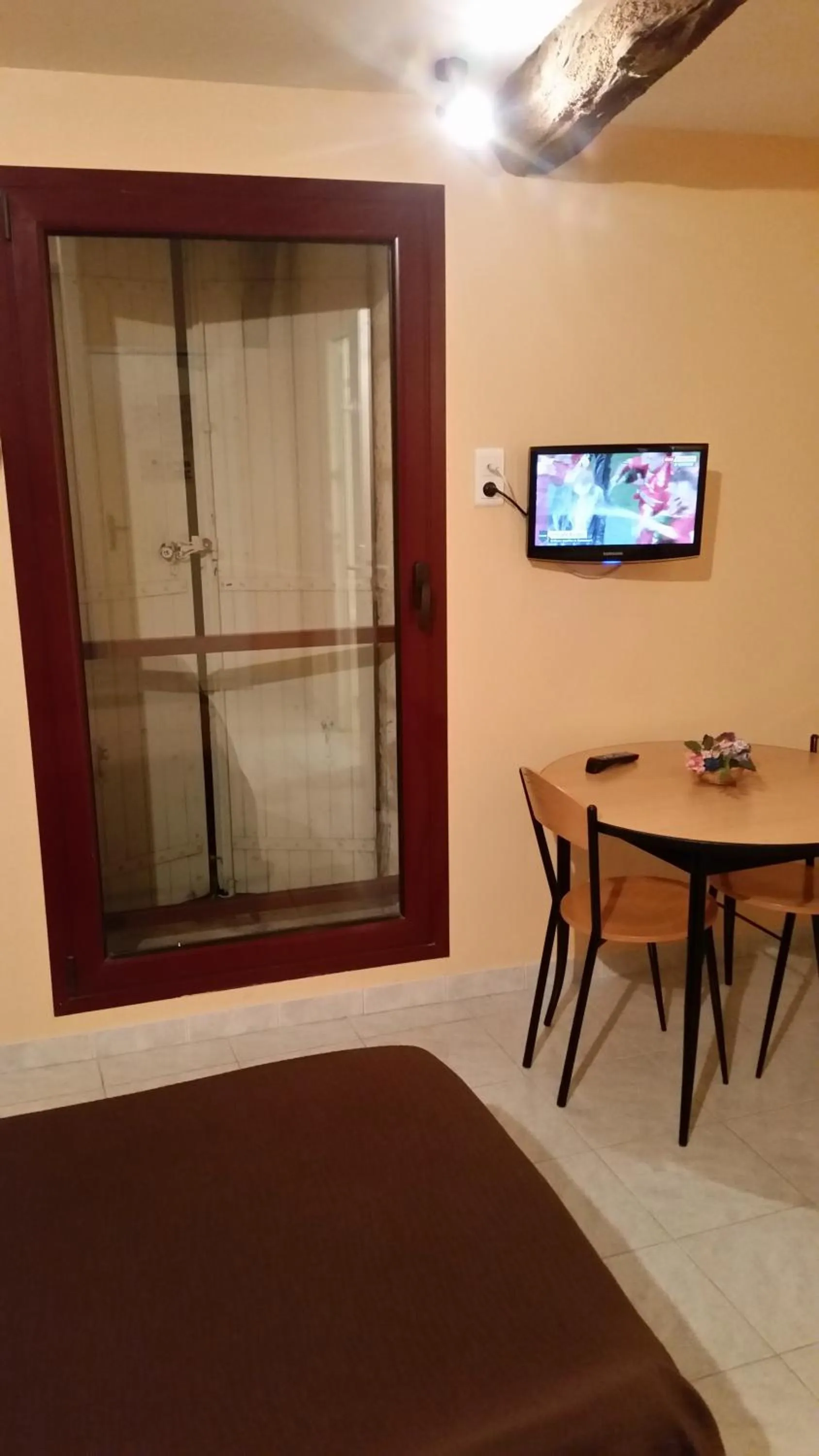 Dining area, TV/Entertainment Center in Hostellerie des Colonnes