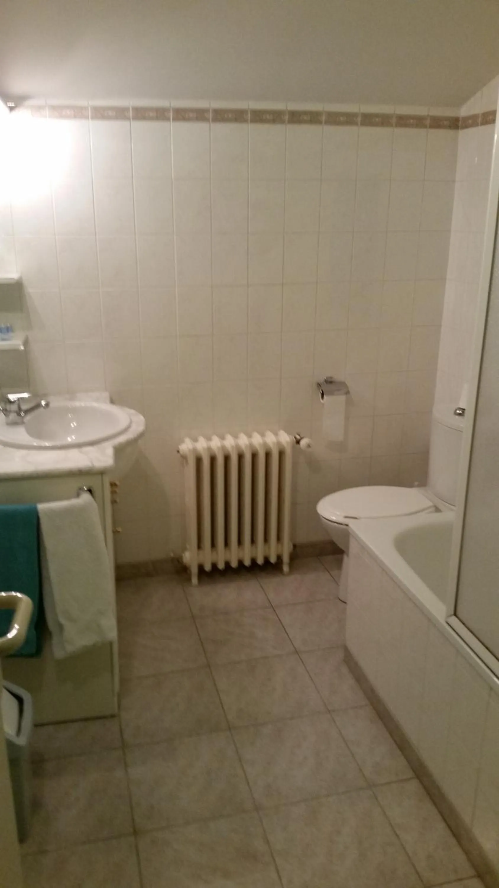 Bathroom in Hostellerie des Colonnes