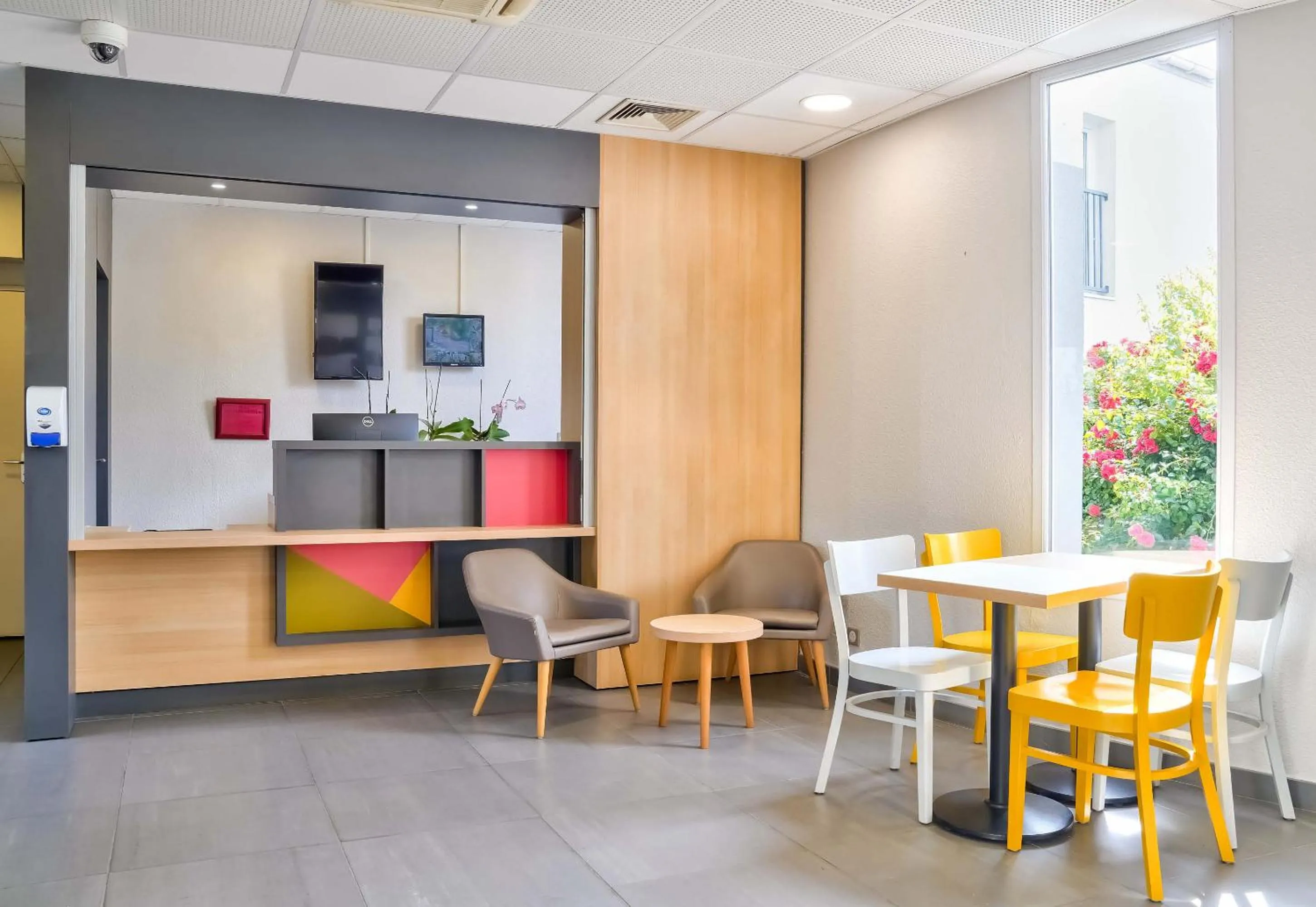 Restaurant/places to eat in B&B HOTEL Saint-Witz