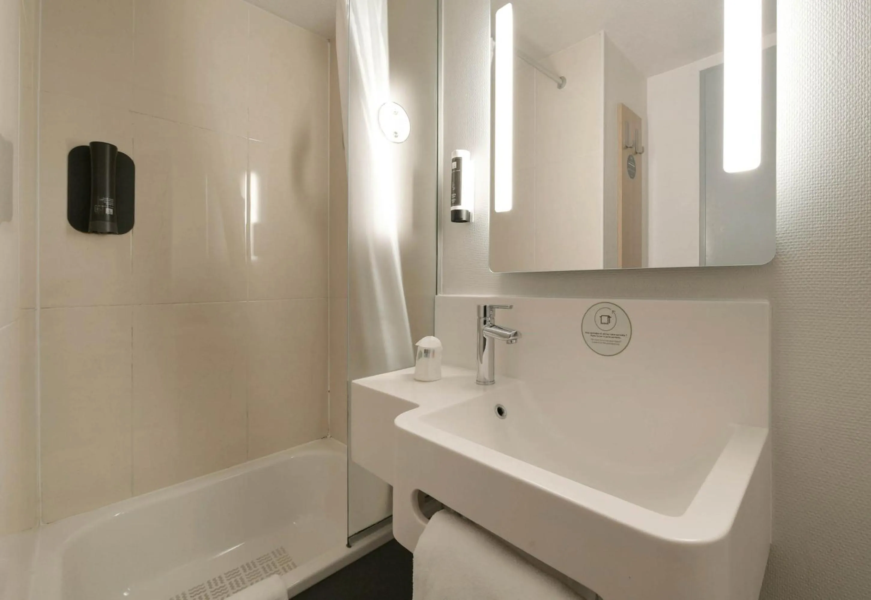 Bathroom in B&B HOTEL Alencon Nord