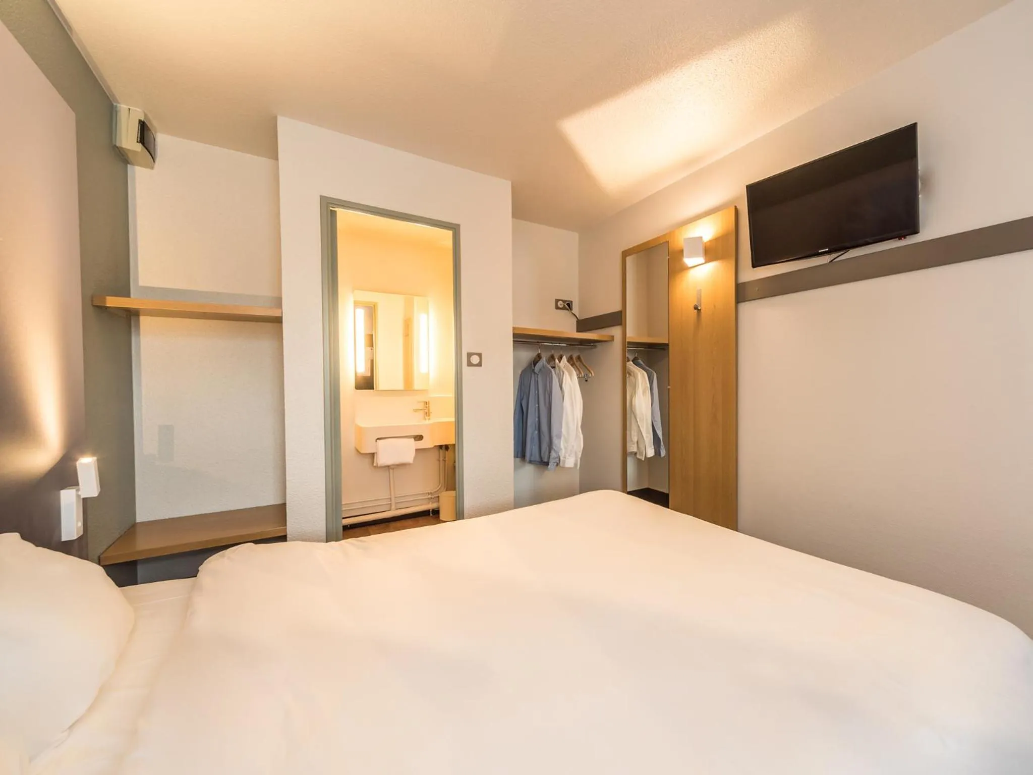 Bed in B&B HOTEL Alencon Nord