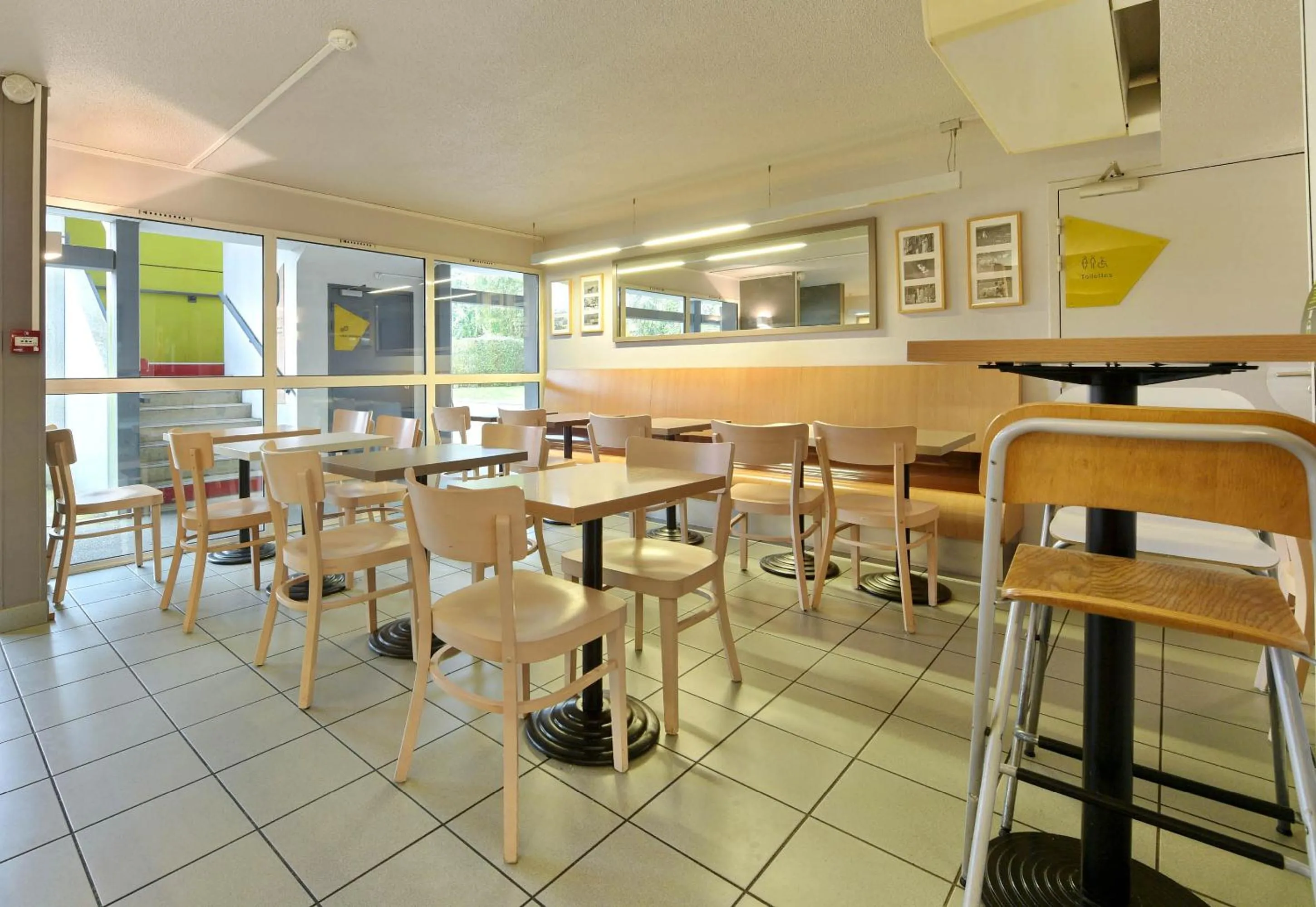 Restaurant/places to eat in B&B HOTEL Alencon Nord