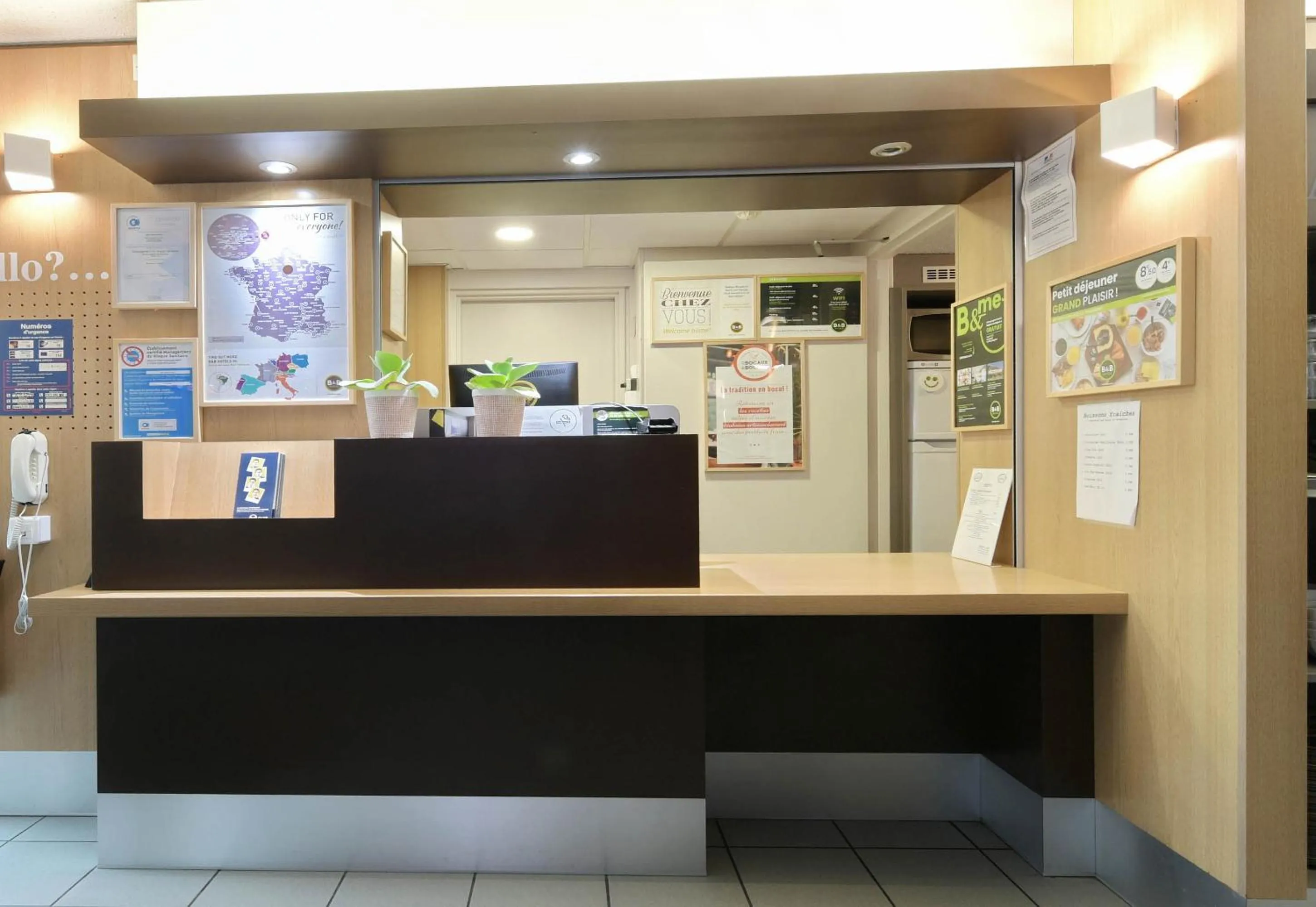 Lobby or reception in B&B HOTEL Alencon Nord