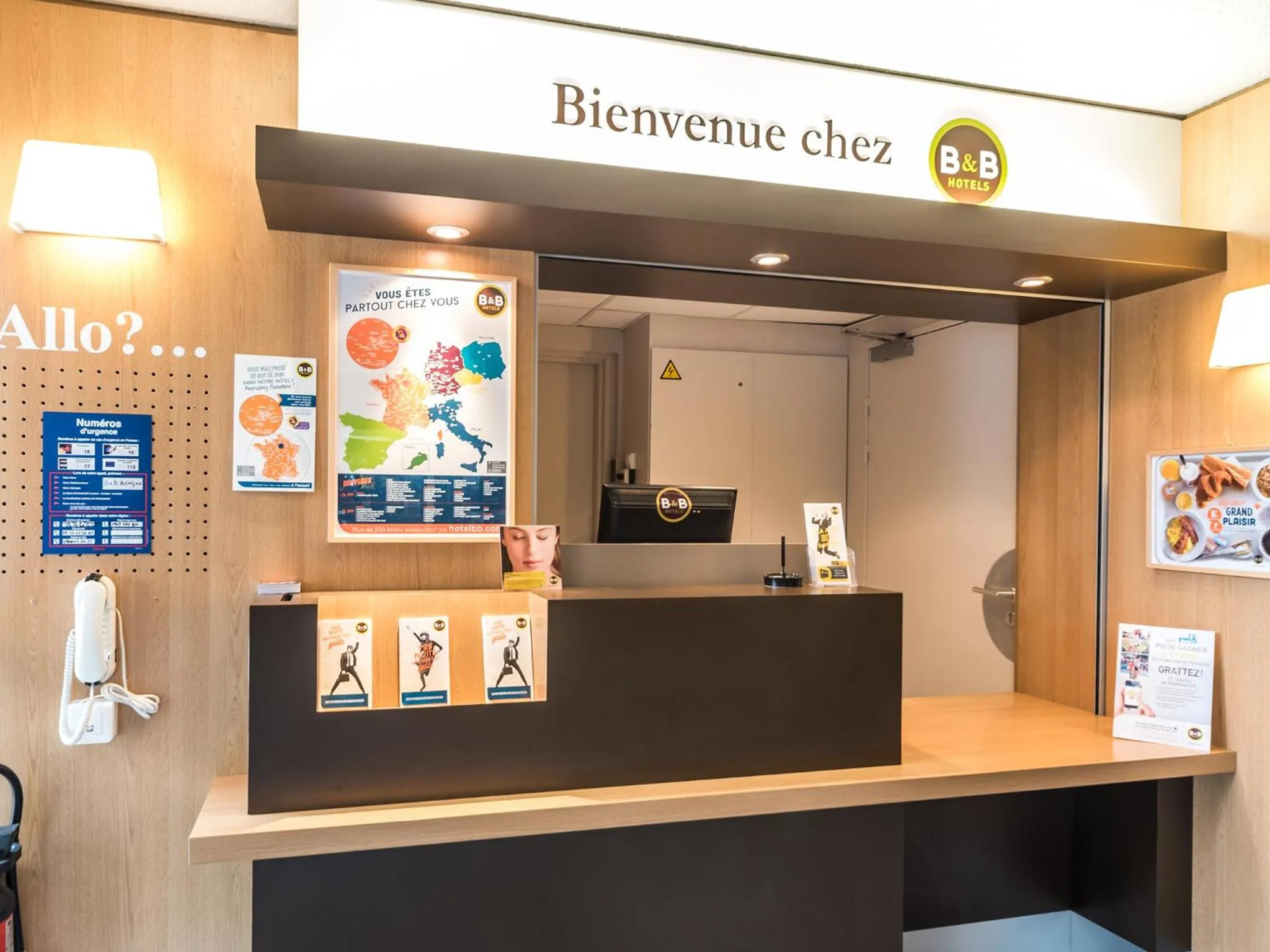 Lobby or reception in B&B HOTEL Alencon Nord