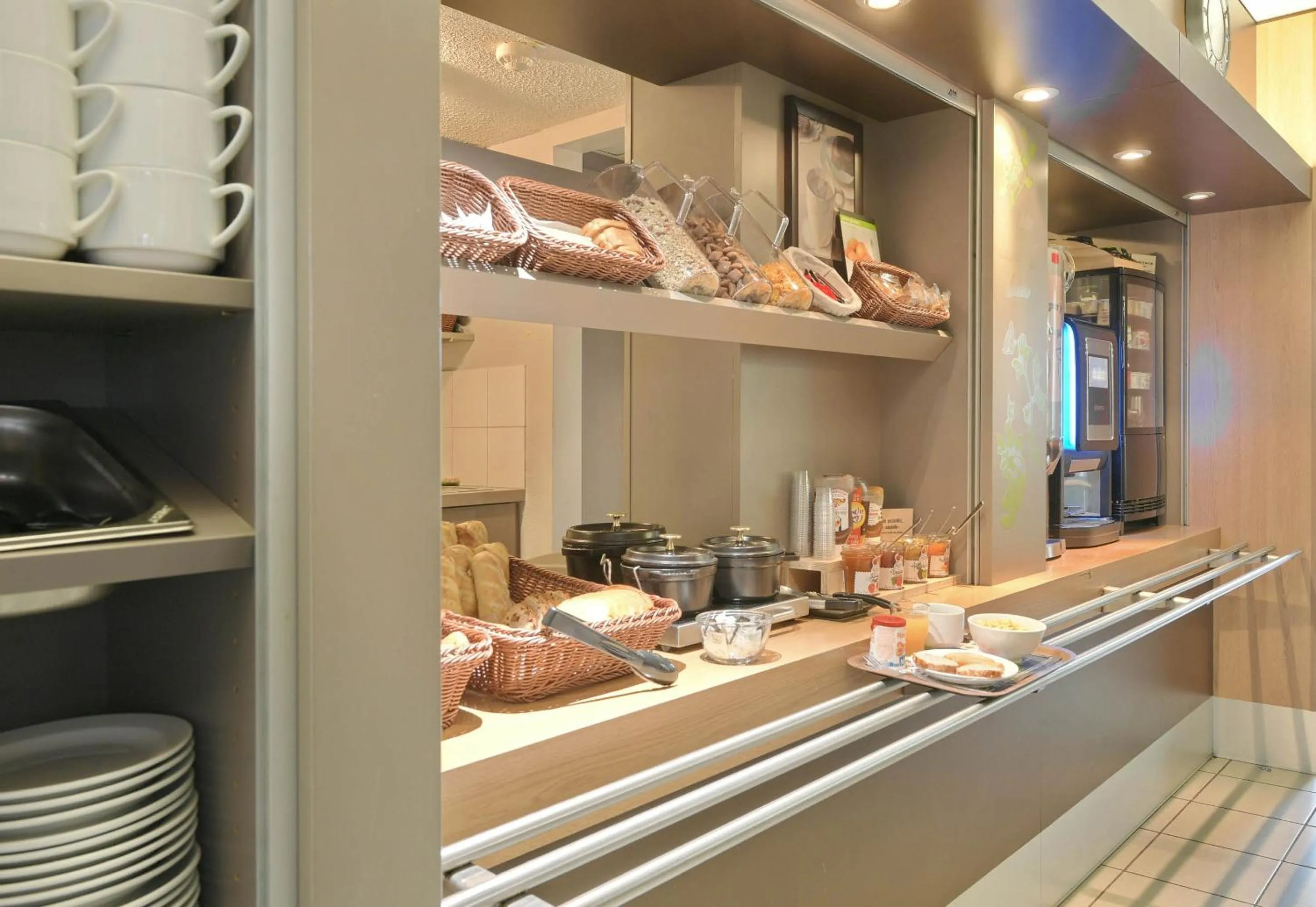 Buffet breakfast in B&B HOTEL Alencon Nord