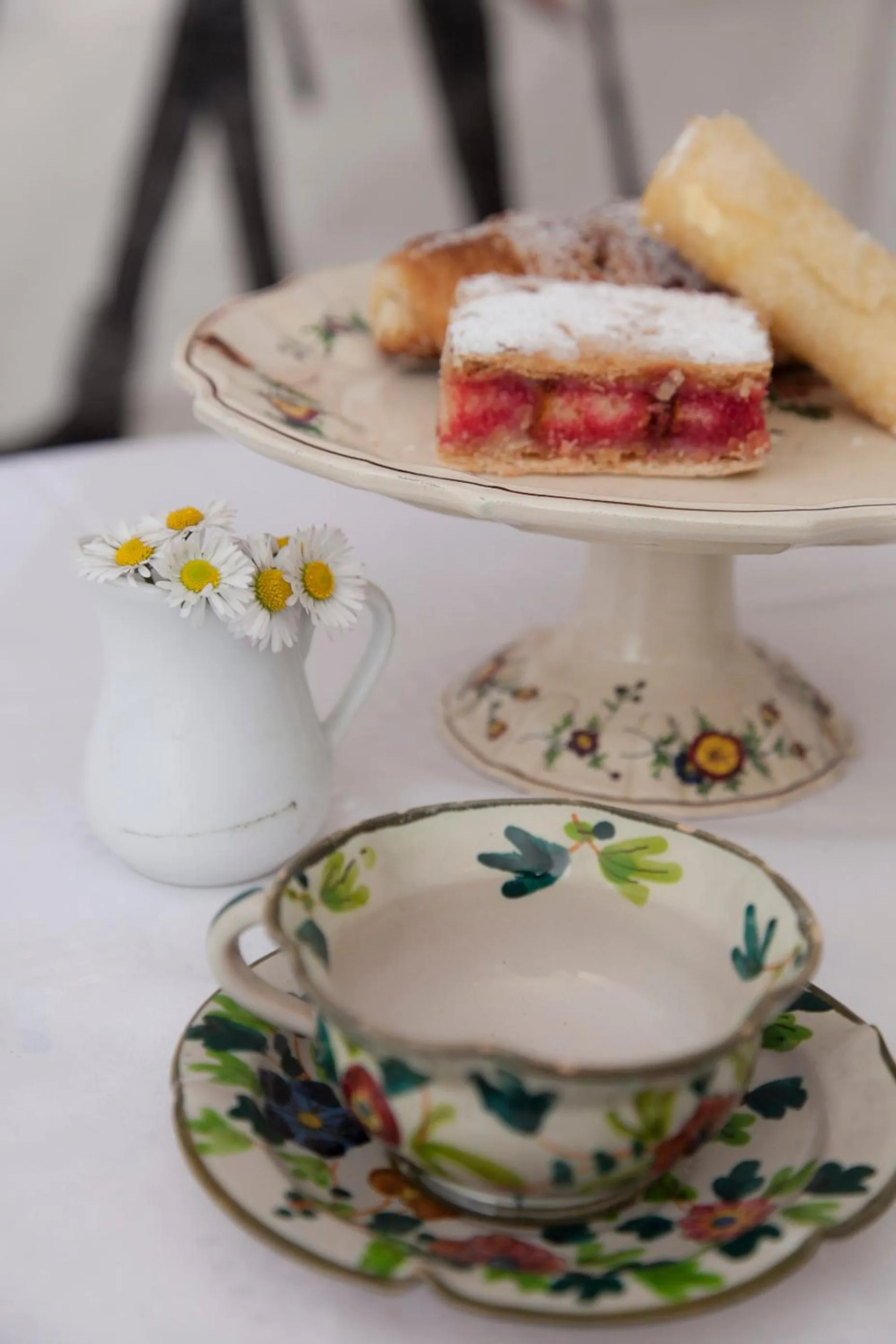 Communal lounge/ TV room in In villa
