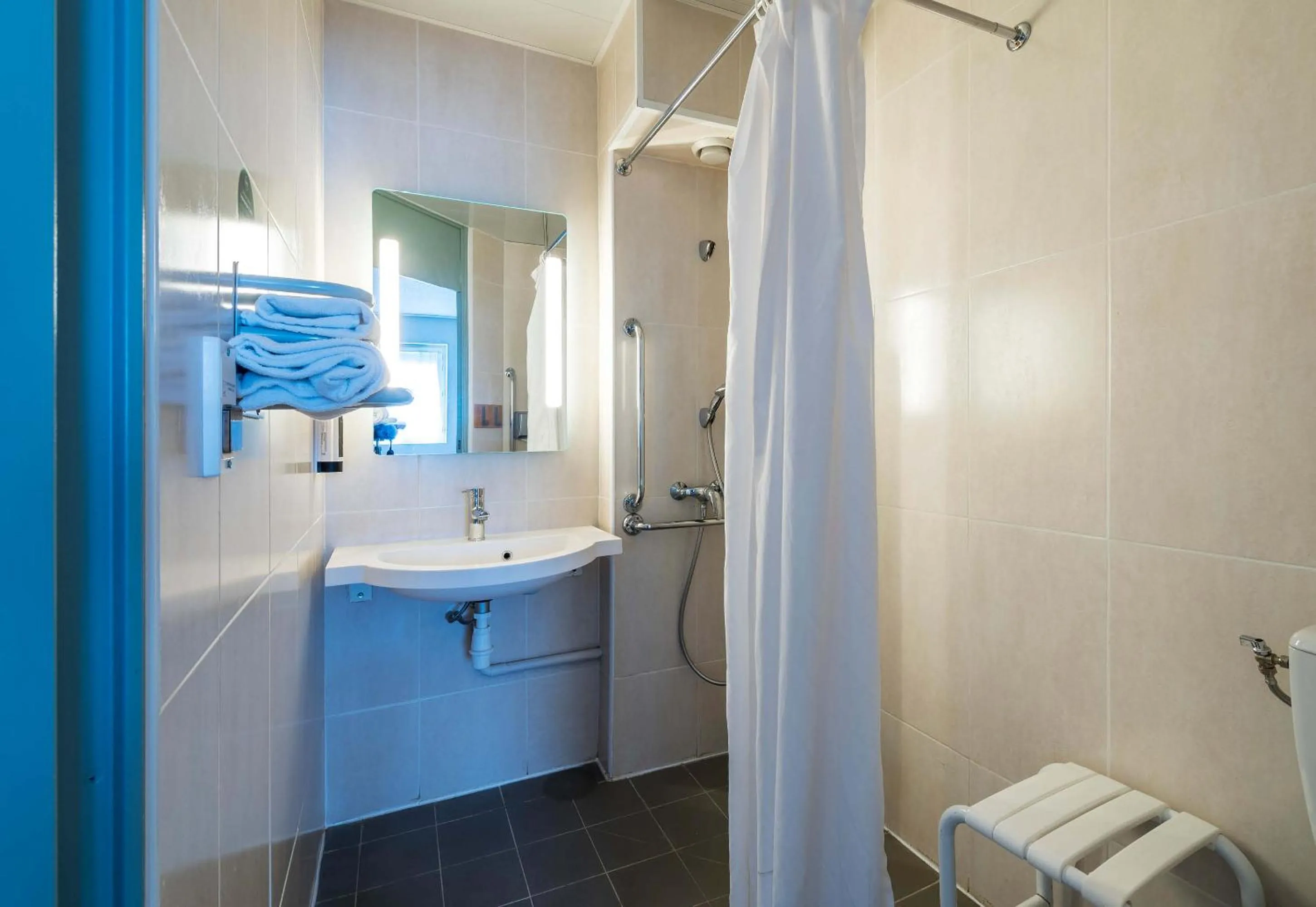 Bathroom in B&B HOTEL Angers 2 Université