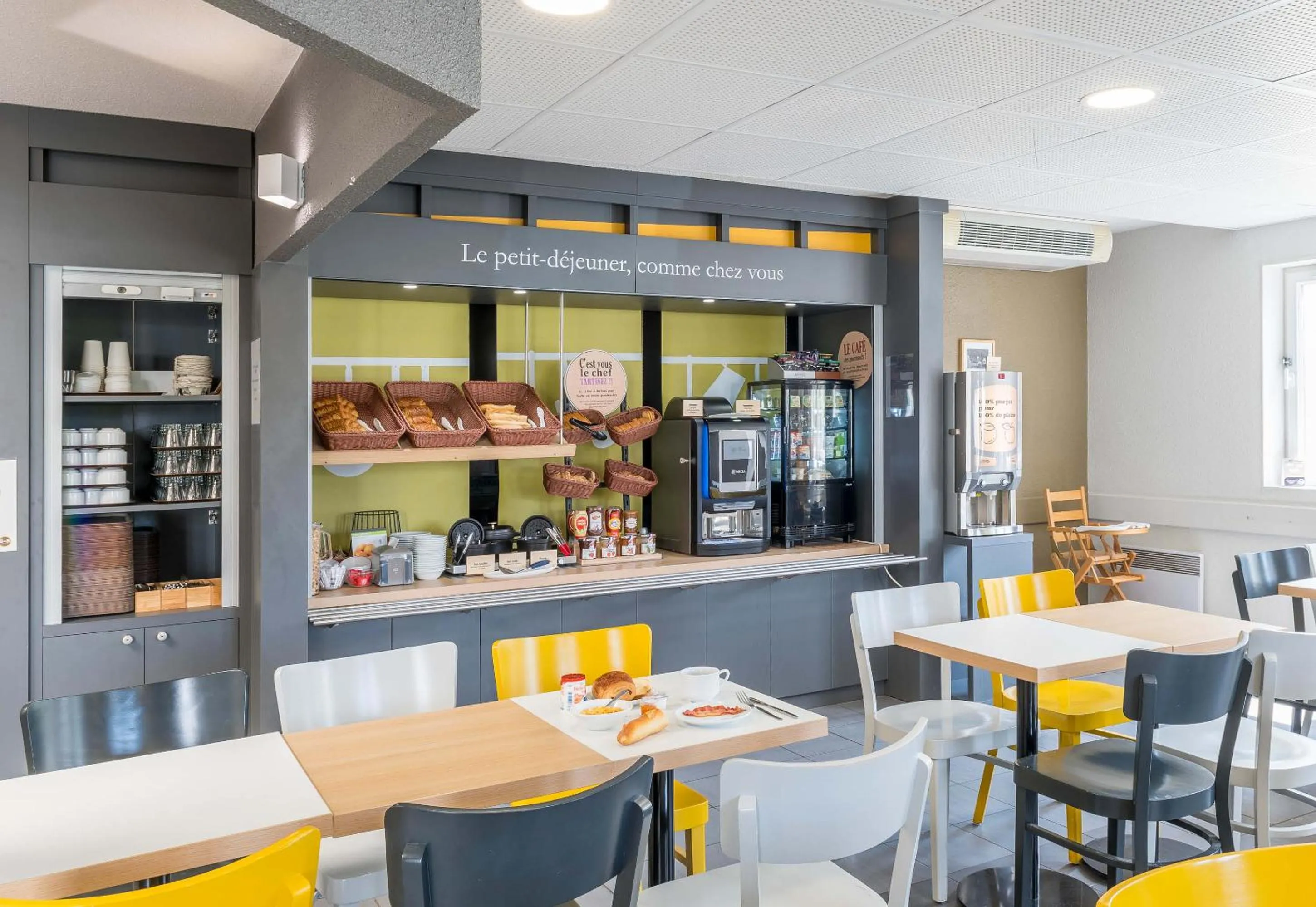 Restaurant/places to eat in B&B HOTEL Angers 2 Université