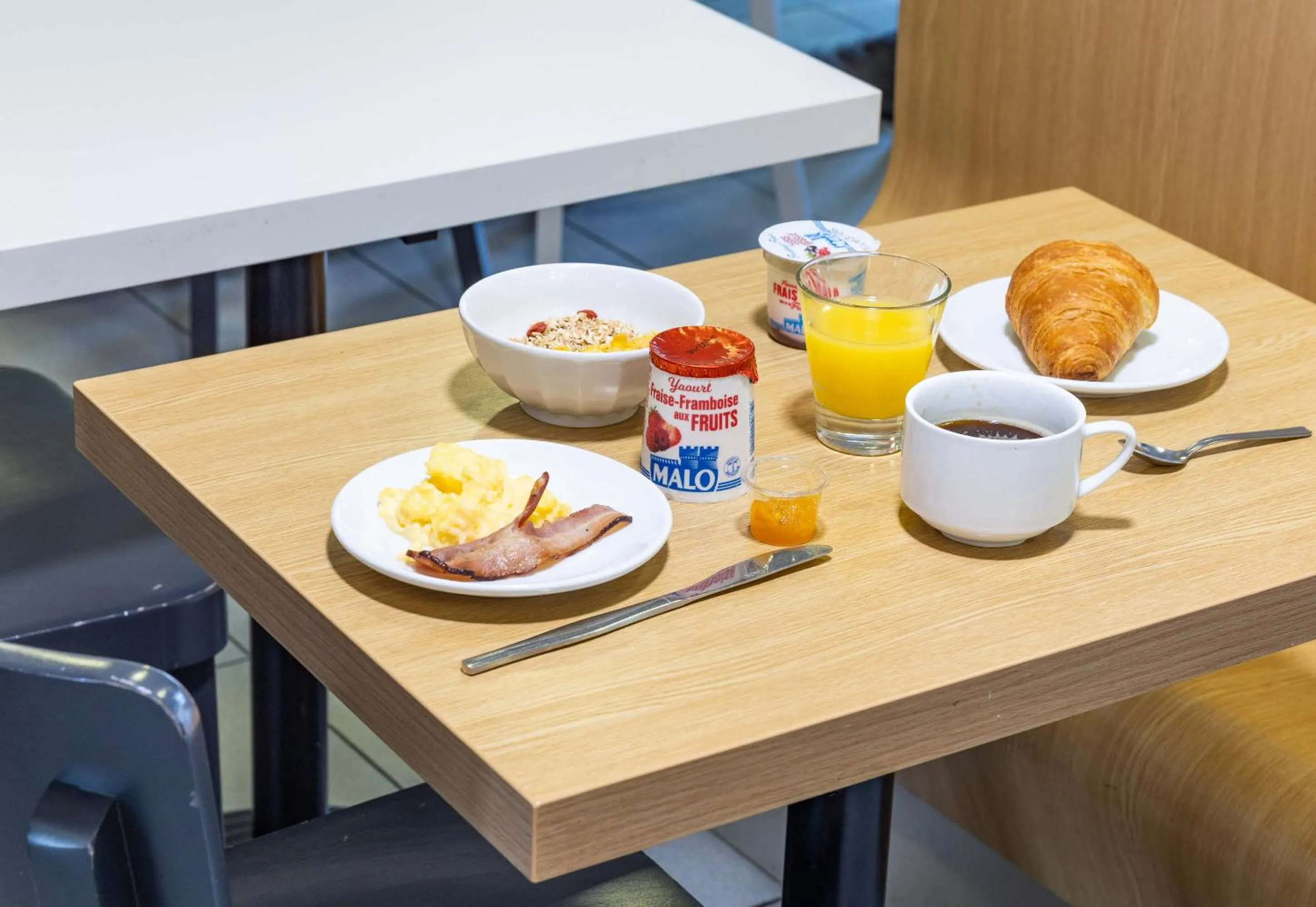 Breakfast in B&B HOTEL Rennes Nord St Grégoire