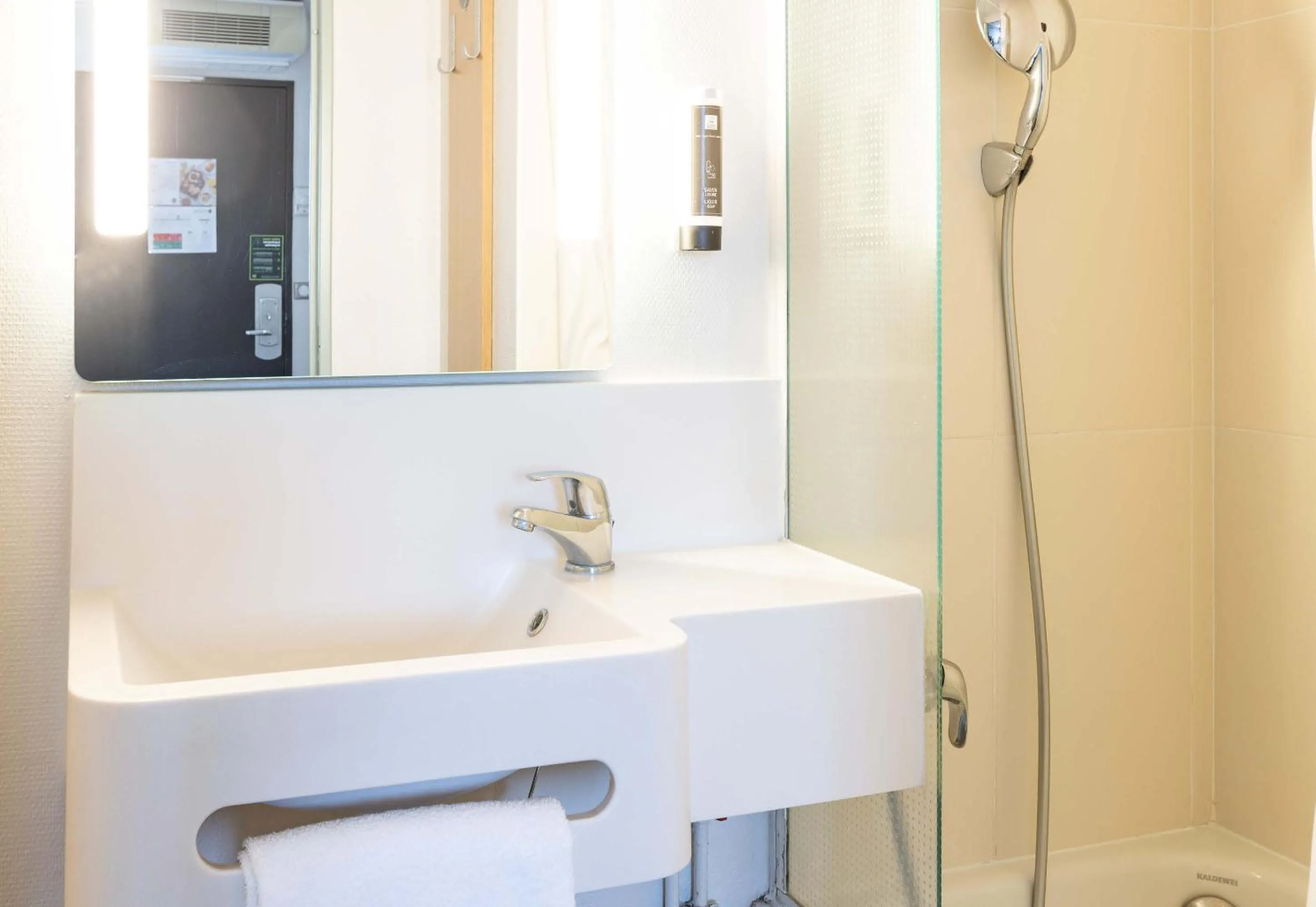 Bathroom in B&B HOTEL Rennes Nord St Grégoire