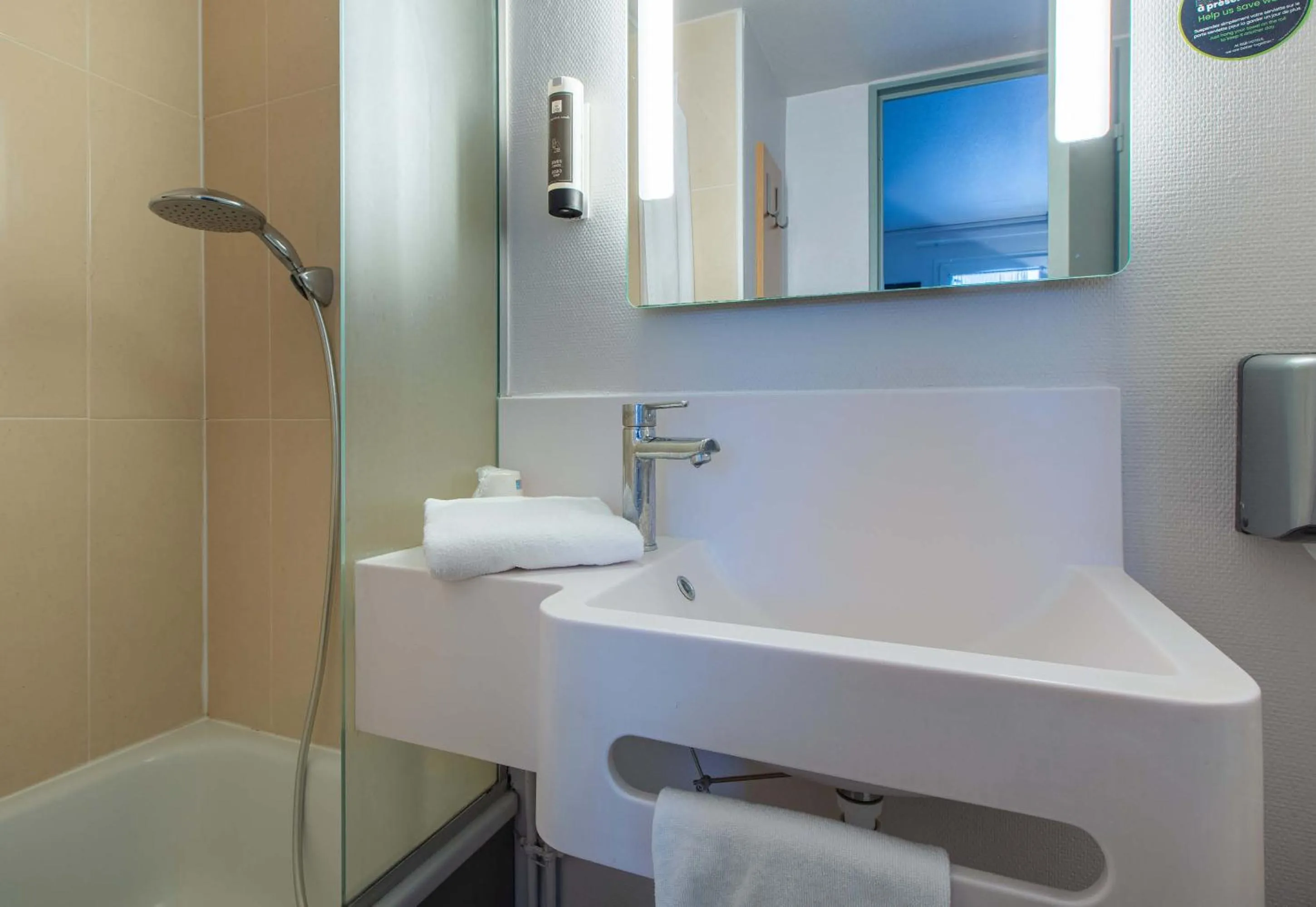 Bathroom in B&B HOTEL CHATEAUROUX Aéroport