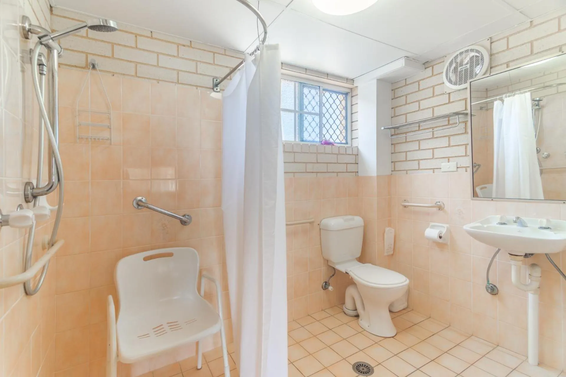 Shower in Santa Fe Motel and Holiday Units