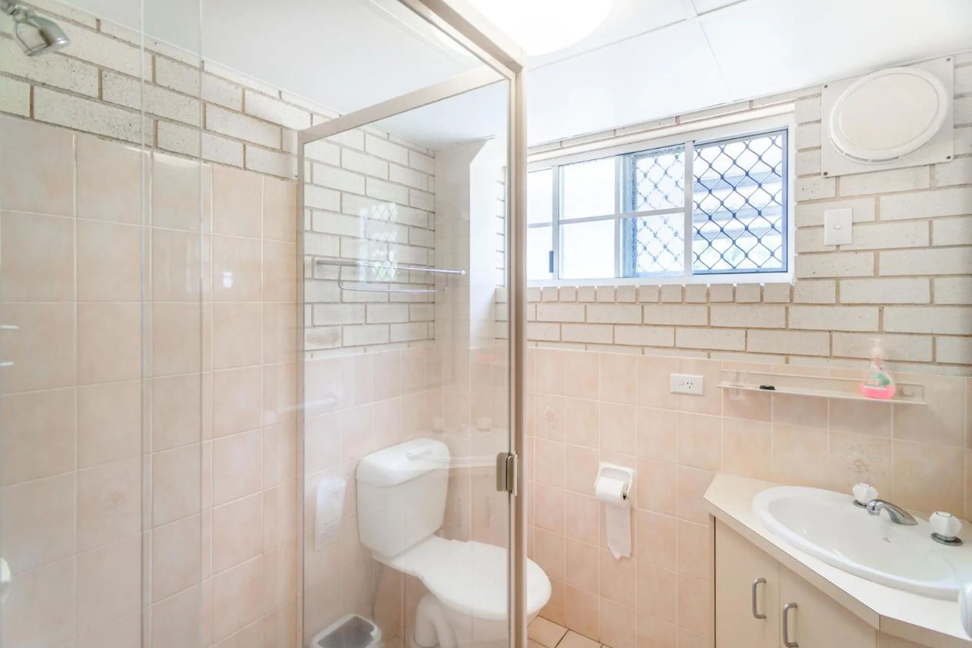 Shower in Santa Fe Motel and Holiday Units